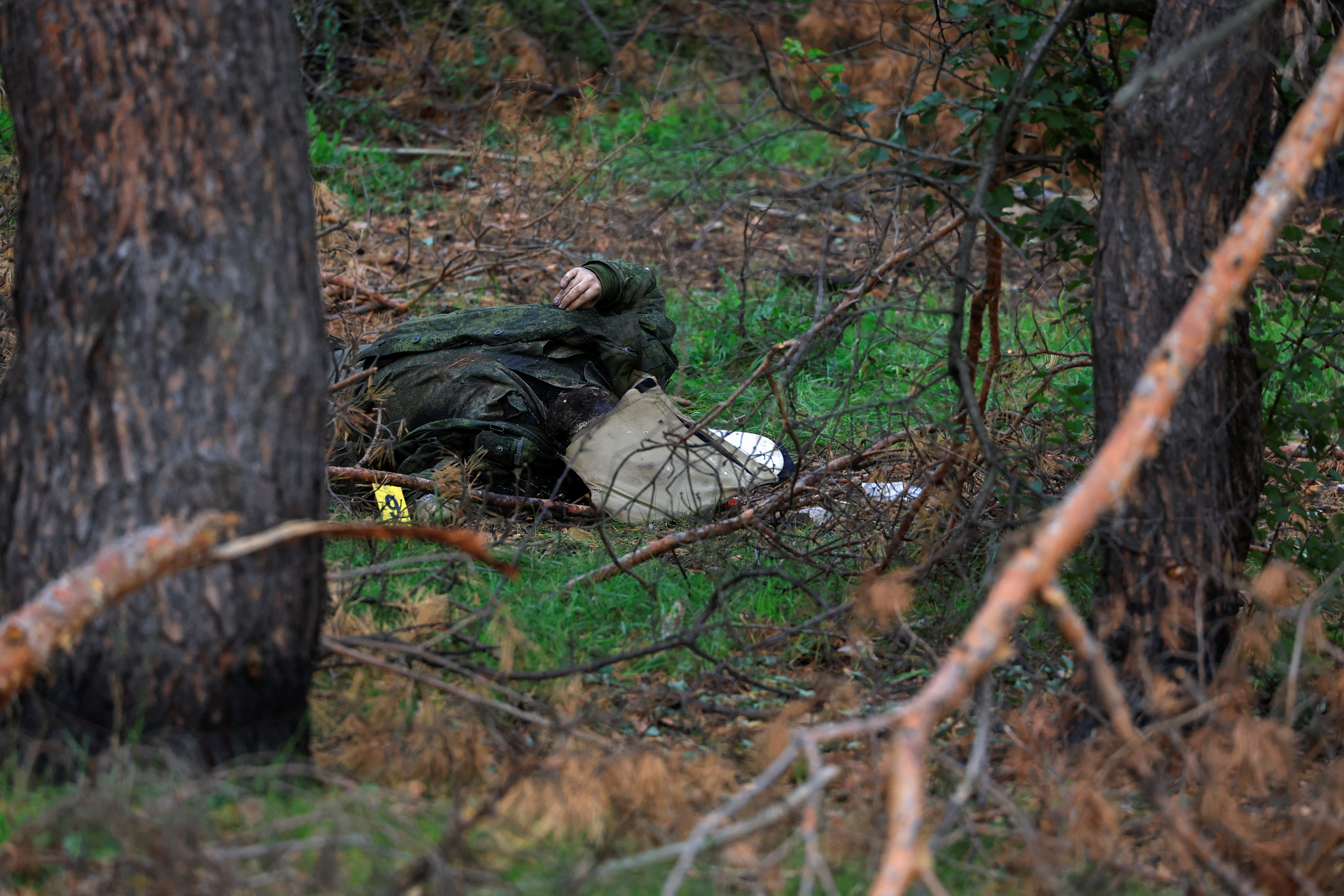 El cuerpo de un soldado ruso muerto yace en un bosque, mientras continúa el ataque de Rusia a Ucrania, cerca de la recientemente liberada ciudad de Lyman, región de Donetsk, Ucrania, 5 de octubre de 2022. REUTERS/Zohra Bensemra/Archivo