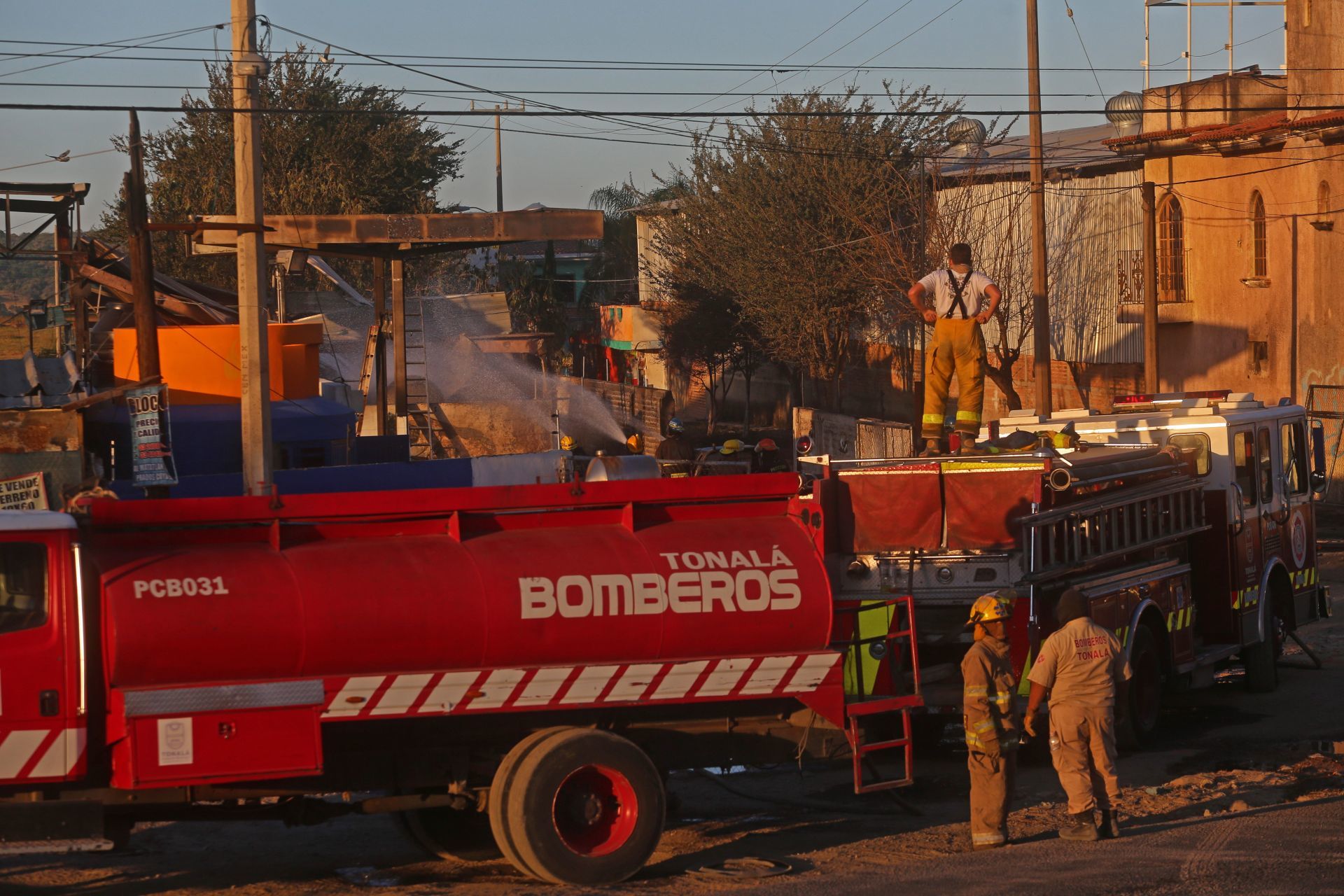 En el domicilio se encontró una gran cantidad de residuos de papel y madera, lo que habría servido de combustible para las llamas. (Foto de referencia: FERNANDO CARRANZA GARCIA / CUARTOSCURO)