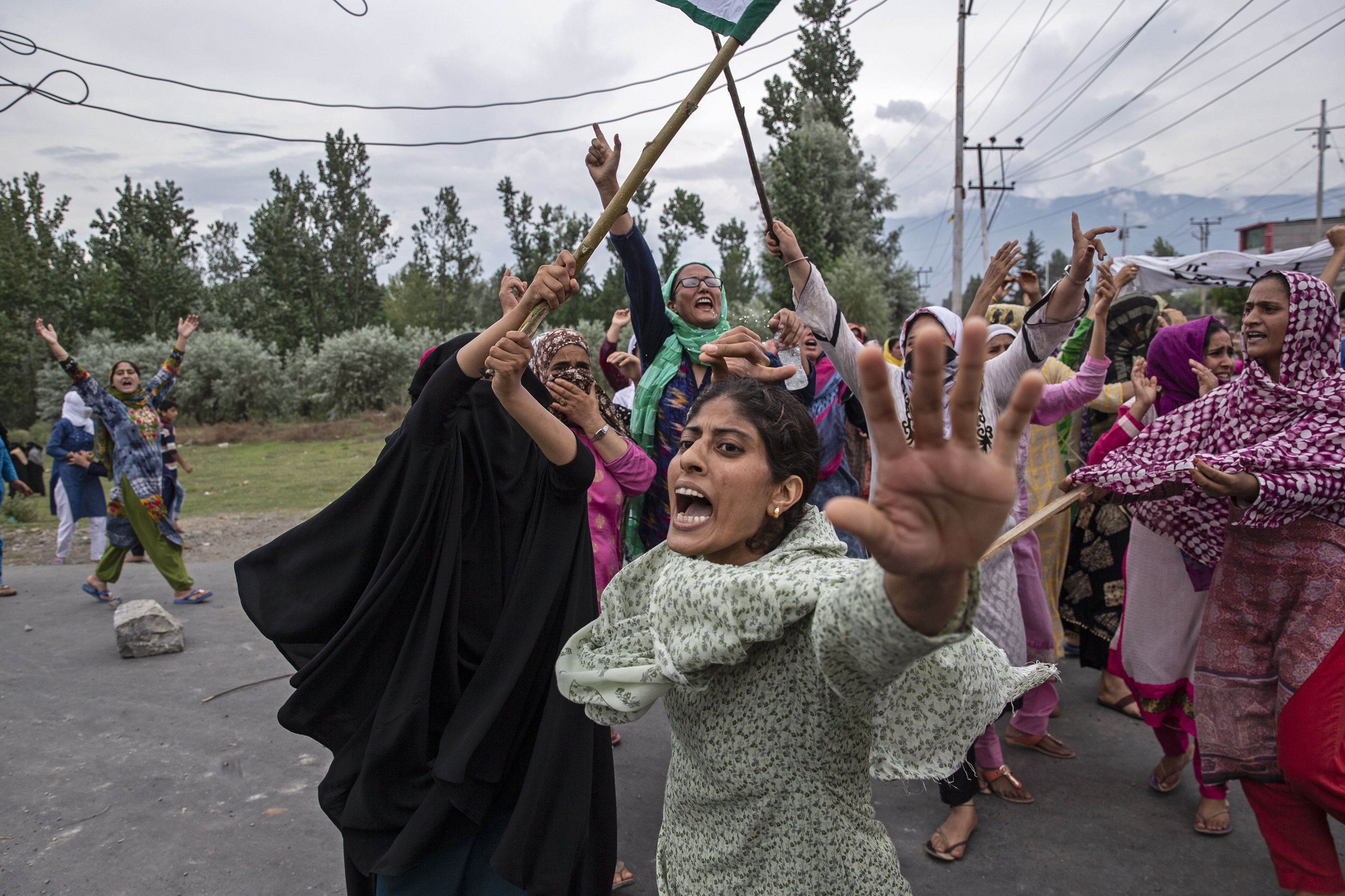 Las mujeres gritan consignas mientras los policías indios disparan gases lacrimógenos y municiones en el aire para detener una marcha de protesta en Srinagar (Foto AP / Dar Yasin)