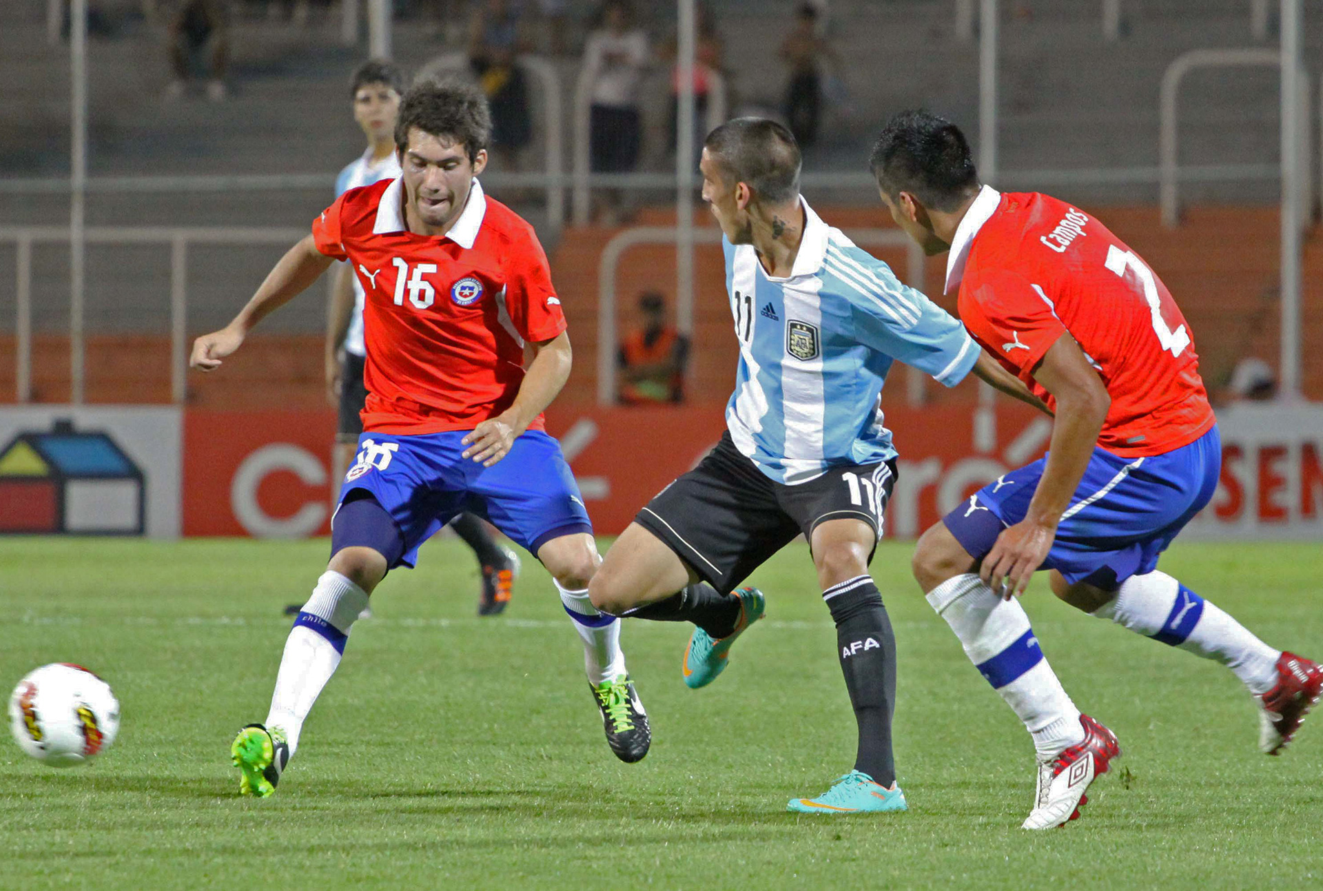 Ricky Centurión entre dos rivales chilenos. El volante ofensivo era otra de las figuras de aquel equipo de 2013 (NA)