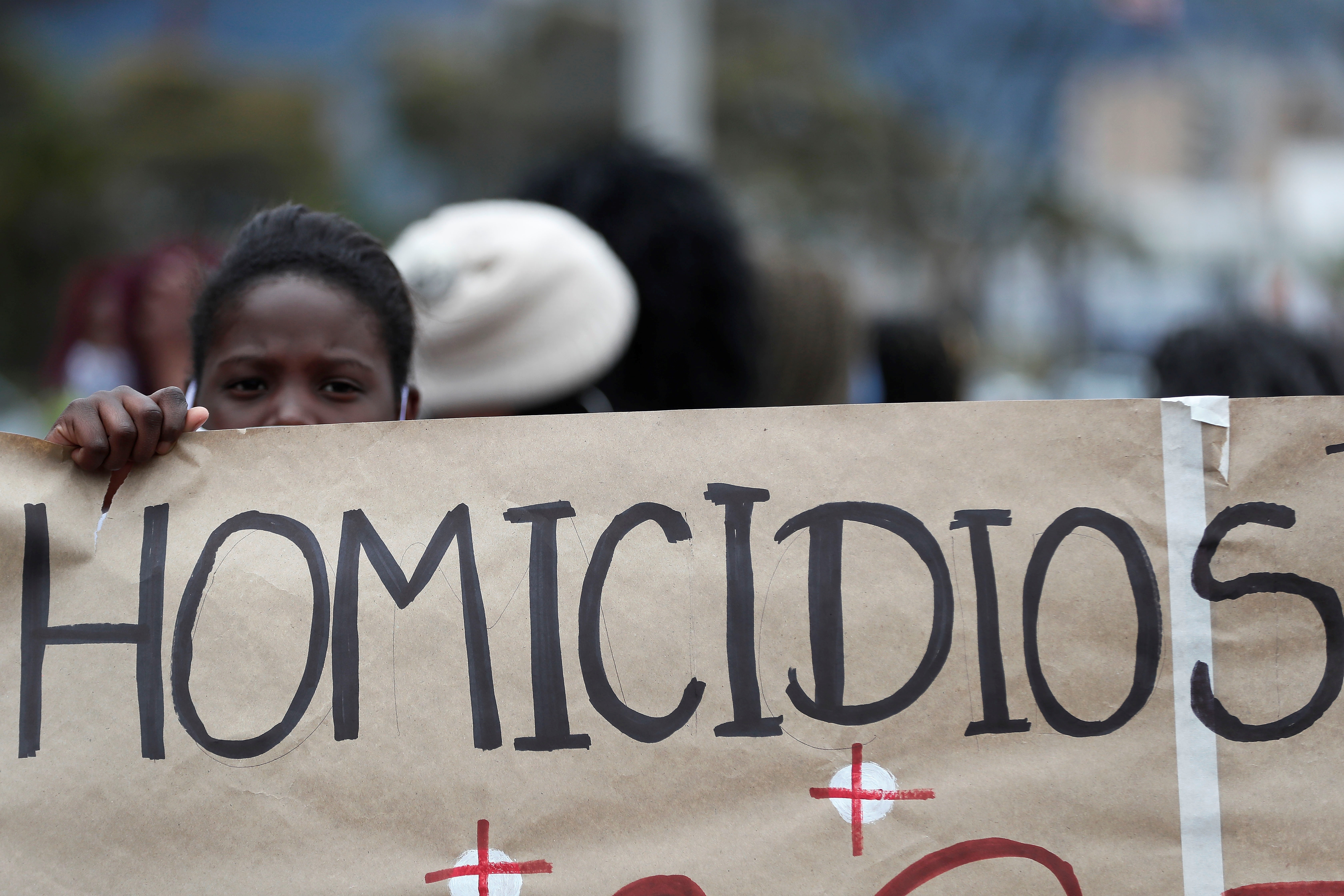 Fotografía de archivo del 28 de agosto de 2020 de una mujer que sostiene una pancarta de protesta durante una manifestación contra las masacres, en Bogotá (Colombia). EFE/ Carlos Ortega/Archivo