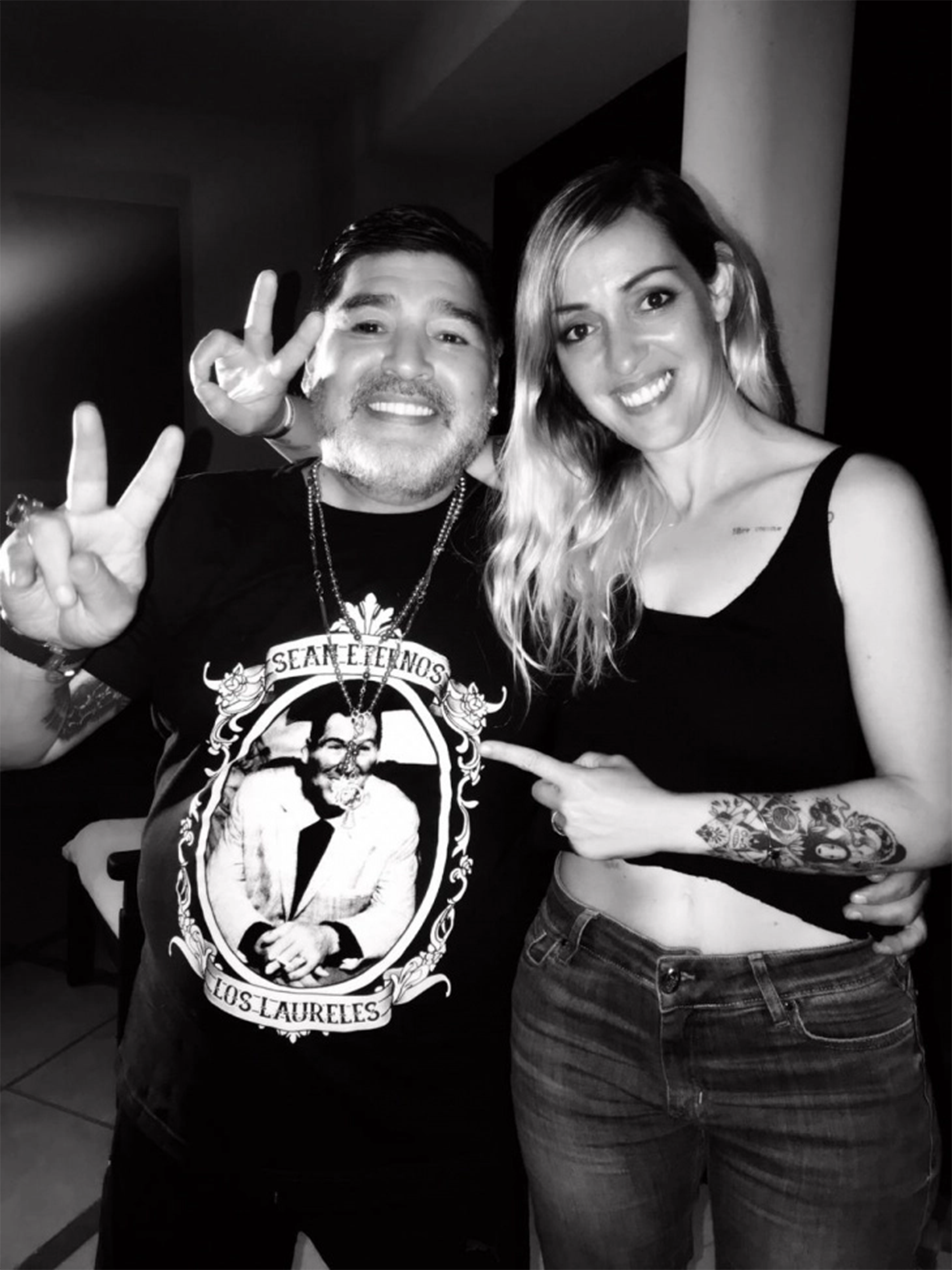 Eva Pardo junto a Diego Maradona celebrando con la V de la Victoria