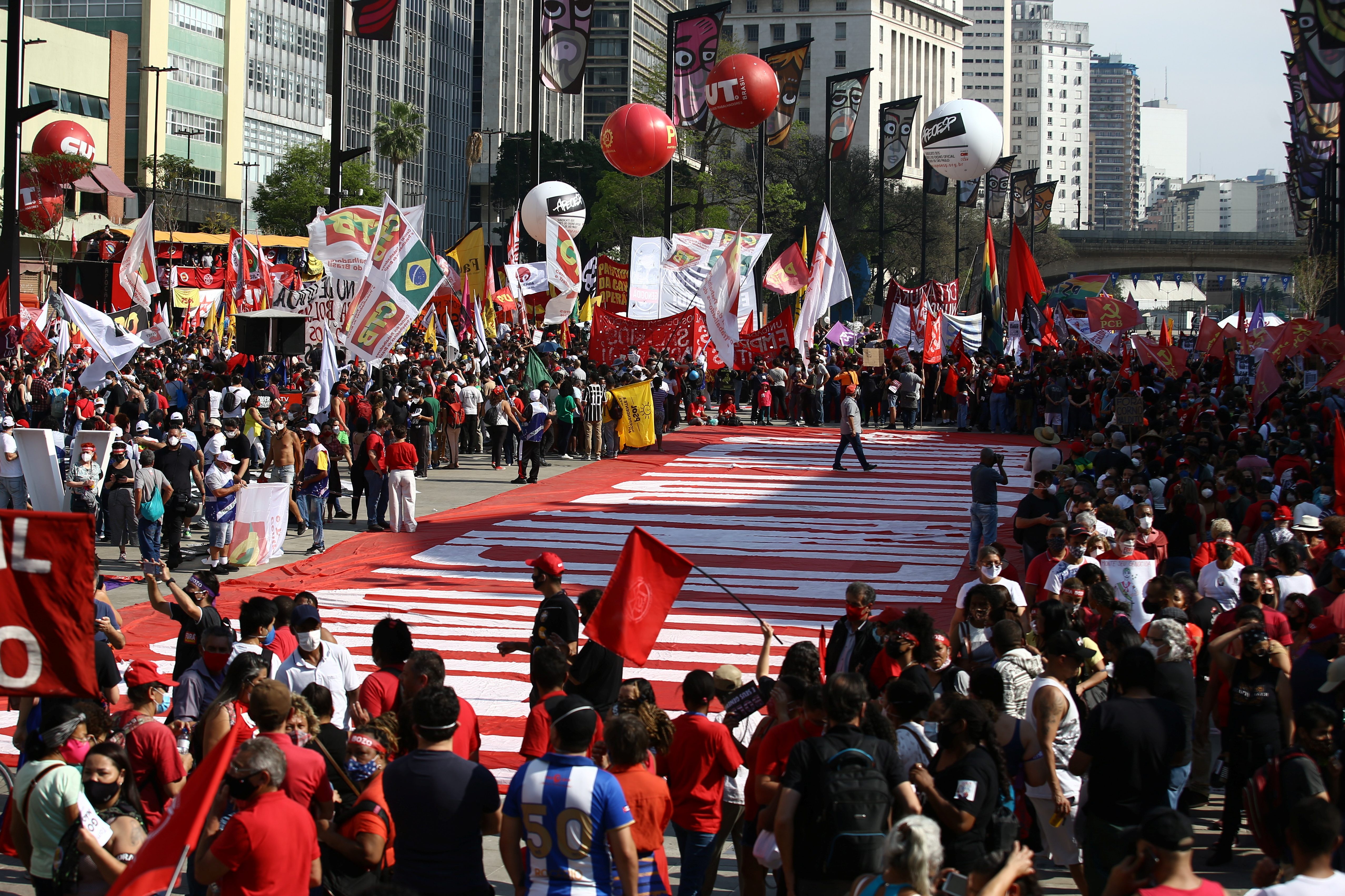 A diferencia de las movilizaciones a favor de Bolsonaro, los brasileños que se manifestaron en contra del presidente lo hicieron utilizando tapabocas