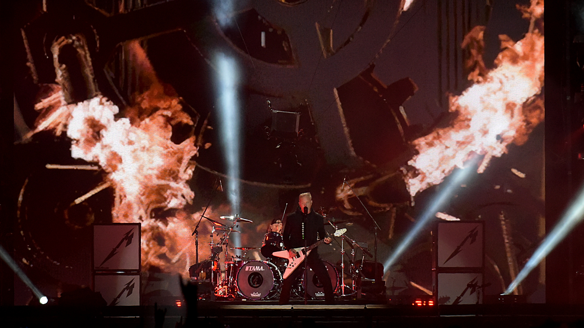 Unas enormes llamaradas sobre el escenario fueron parte de la puesta en escena de Metallica en Buenos Aires