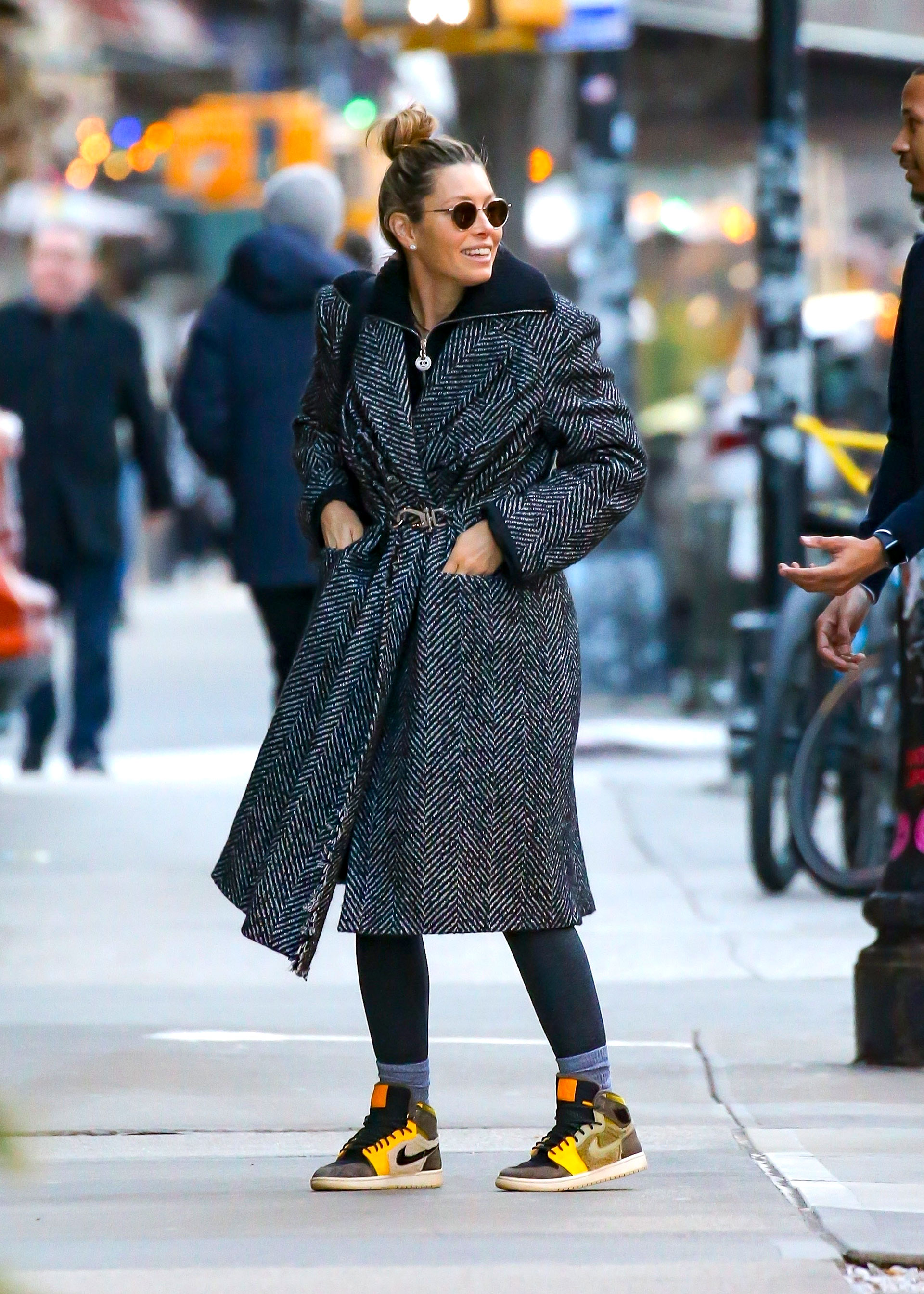 Jessica Biel fue fotografiada cuando daba un divertido paseo por las calles de Nueva York. Le hizo frente al frío con un tapado gris y una campera negra de lana, y sorprendió con sus coloridas y llamativas zapatillas