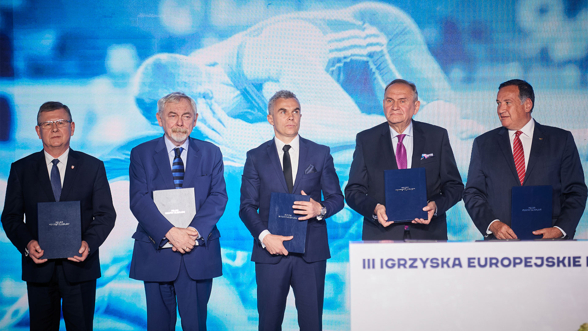 EOC president Spyros Capralos (right) and Krakow 2023 representatives signed the host city region contract in Warsaw on May 17.