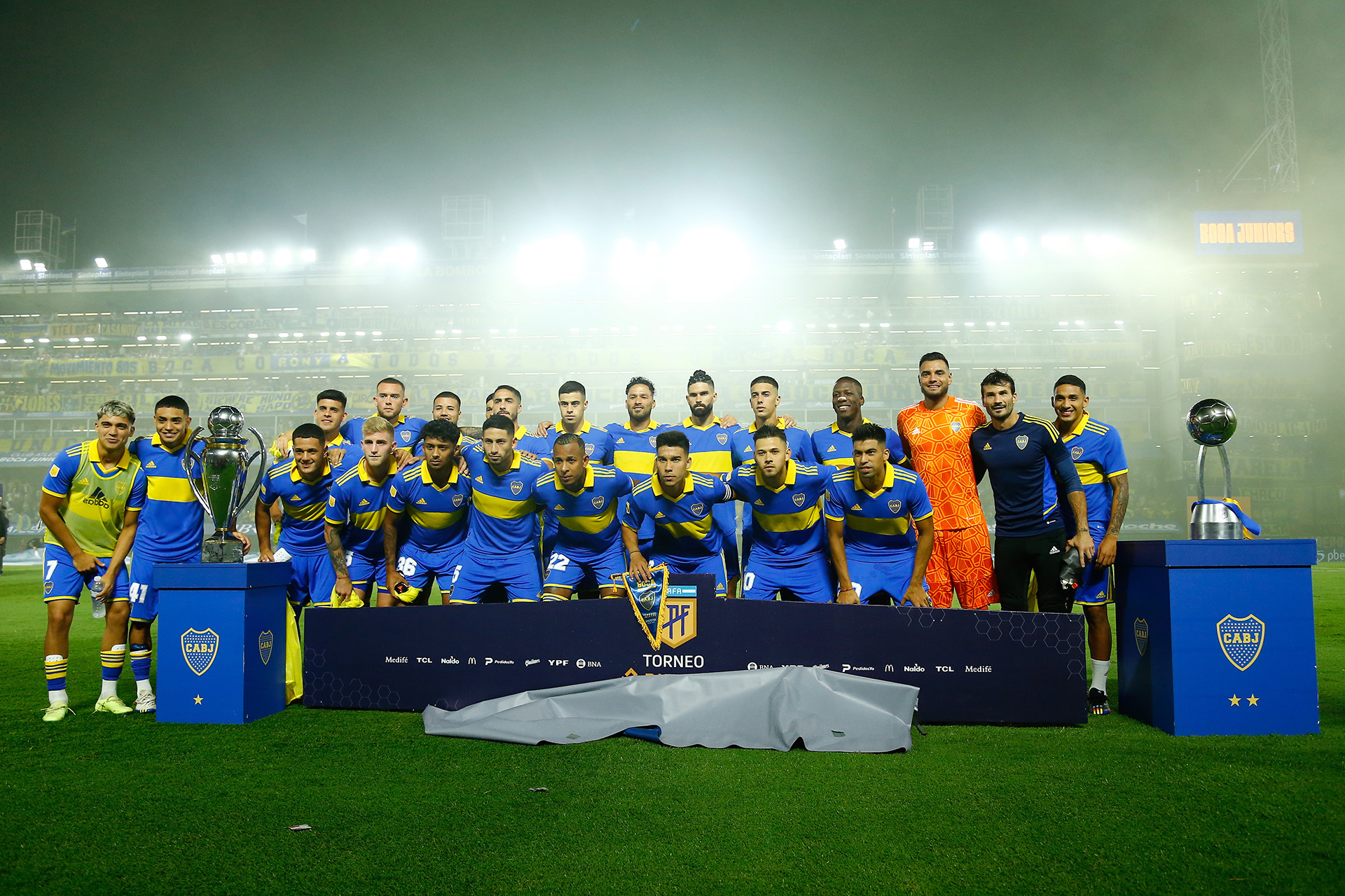 Boca Juniors posed with the two trophies they won in 2022. (Baires)