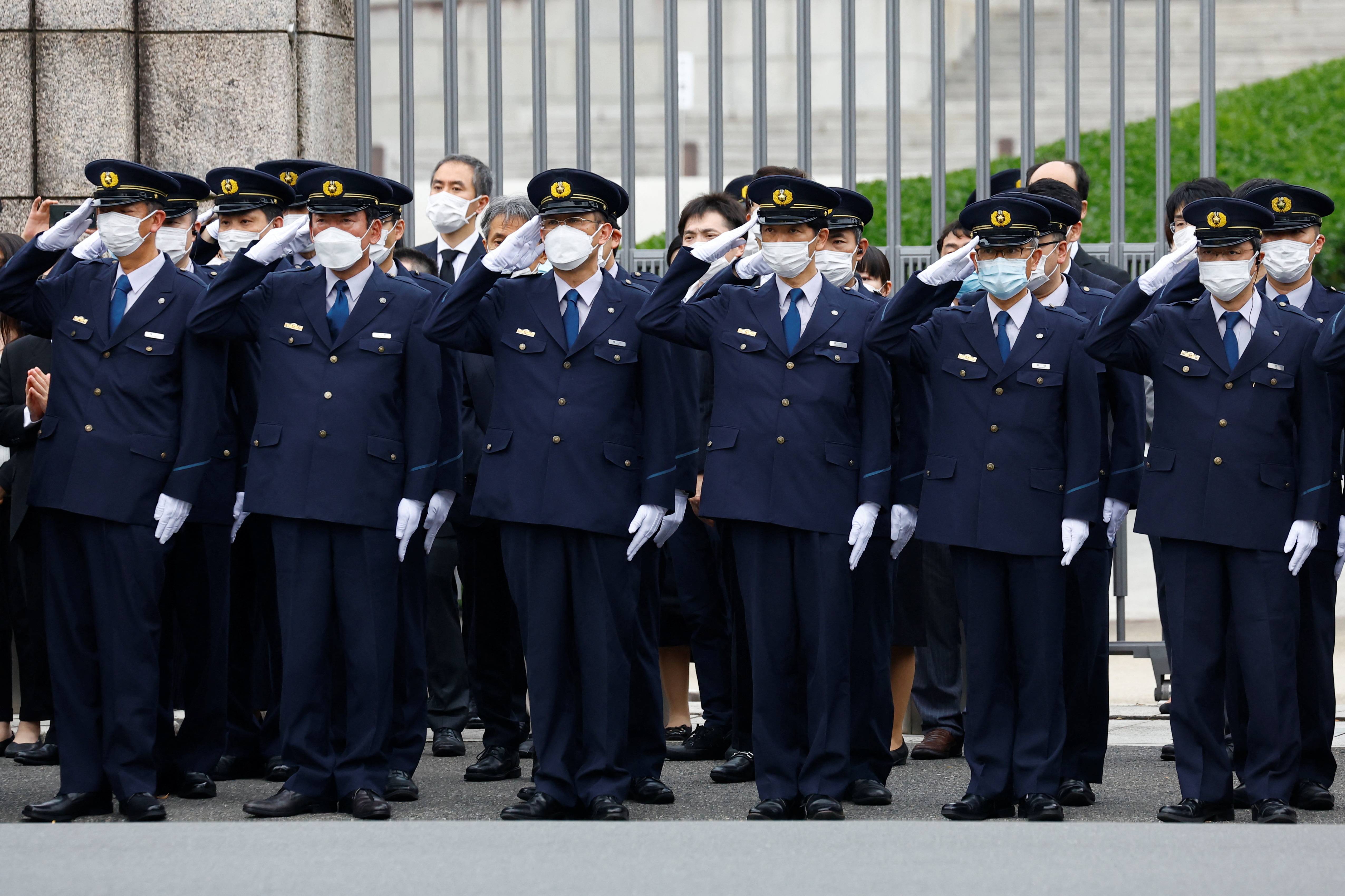 La guardia saluda durante el funeral de Shinzo Abe