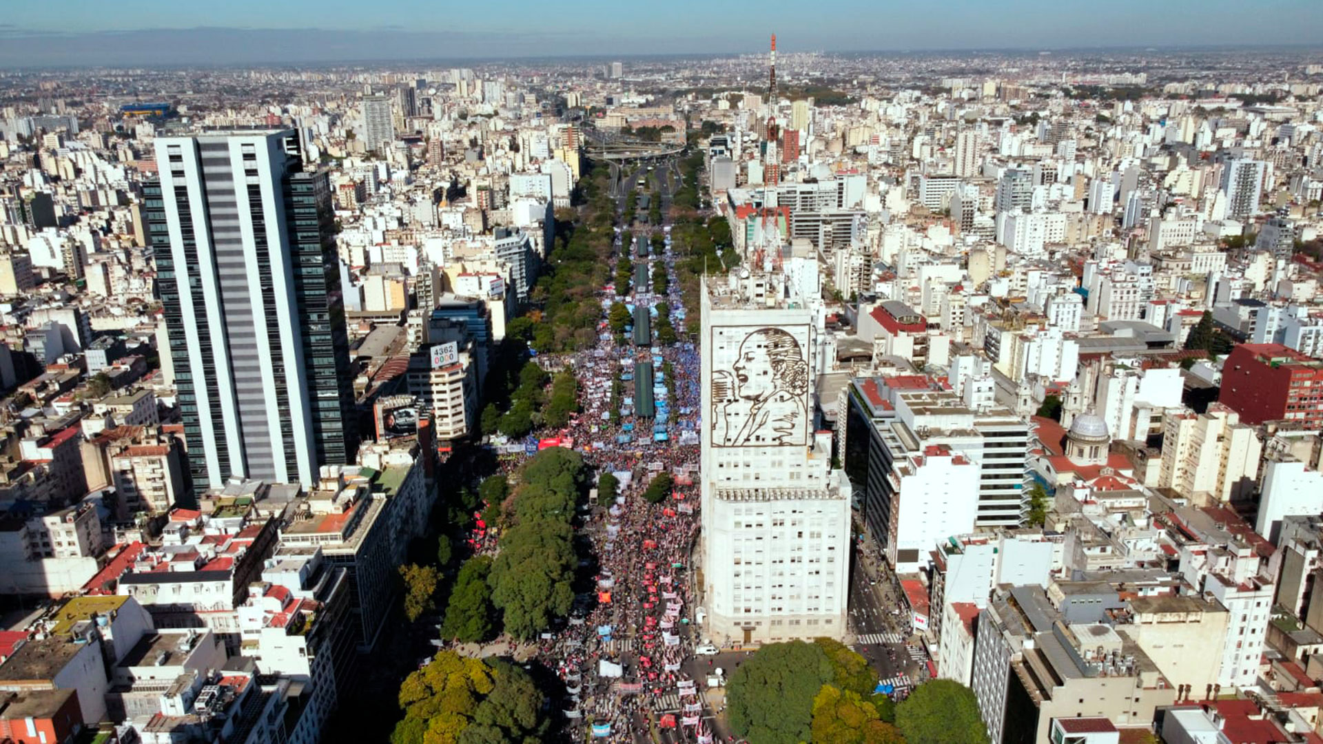 Miles de personas protestan frente al Ministerio de Desarrollo Social (Drone de Infobae: Franco Fafasuli)