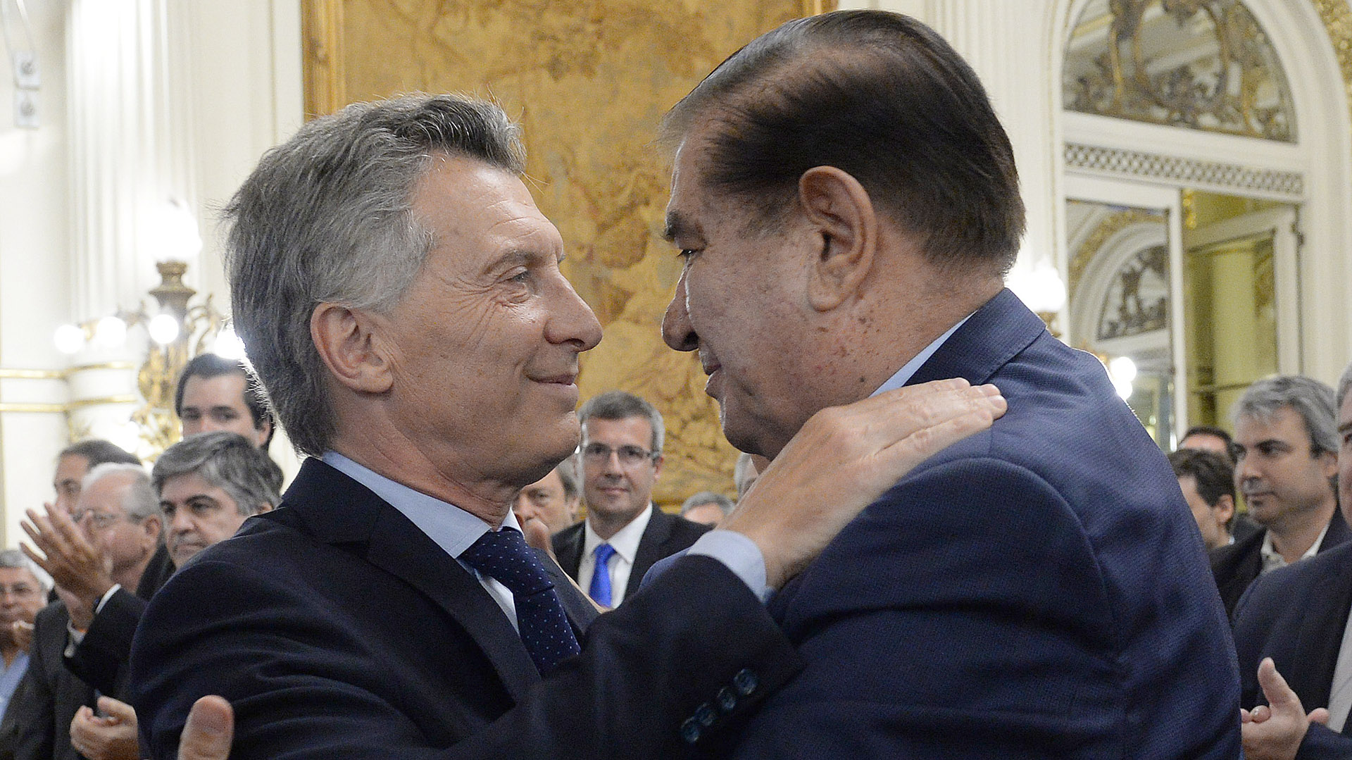 El dirigente petrolero Guillermo Pereyra saluda al entonces presidente Macri (Presidencia)