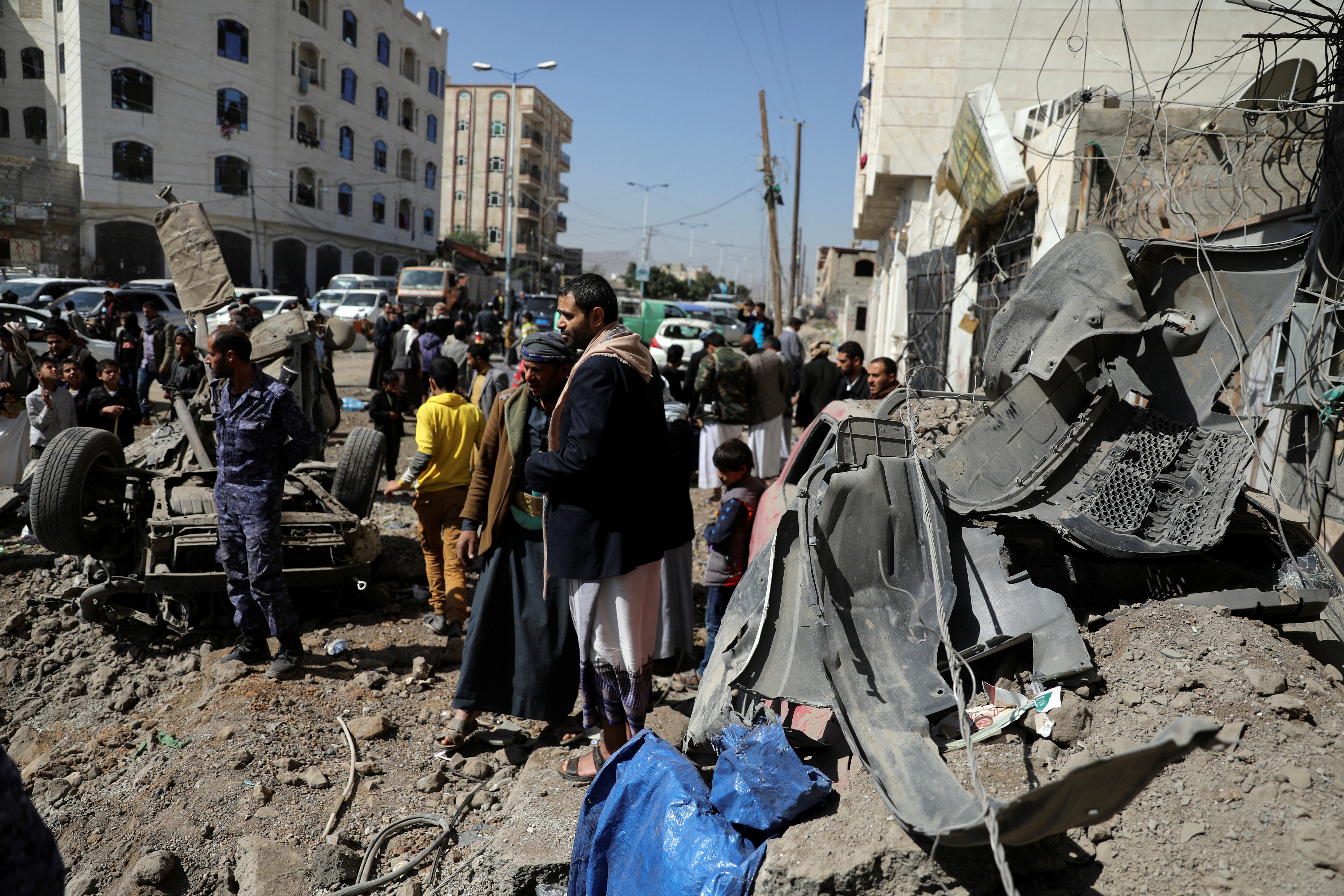 Escombros y chatarra que dejó el bombardeo de la coalición árabe a posiciones de la Guardia Revolucionaria iraní y el Hezbollah en Sanaa, Yemen. REUTERS/Khaled Abdullah