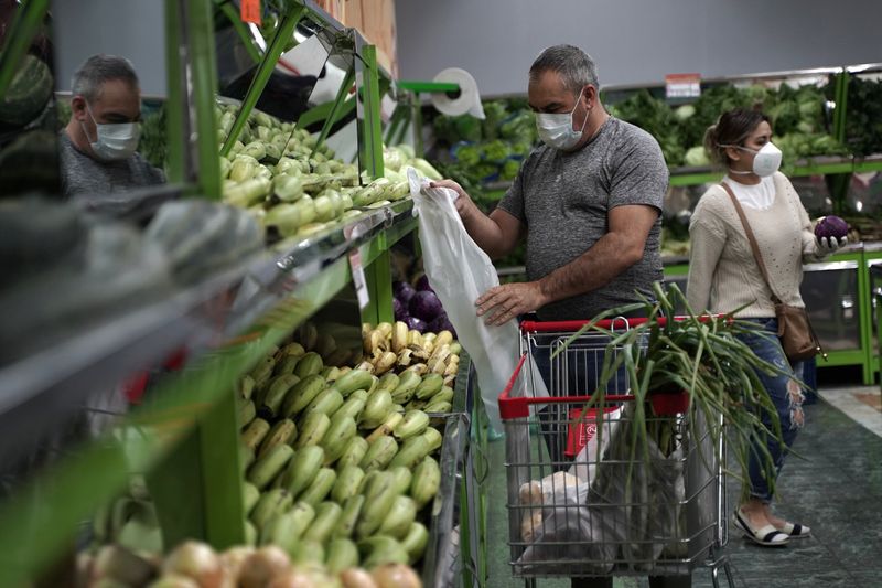 Los colombianos sienten que lo que devengan cada vez les alcanza menos para los gastos diarios. FOTO: Reuters
