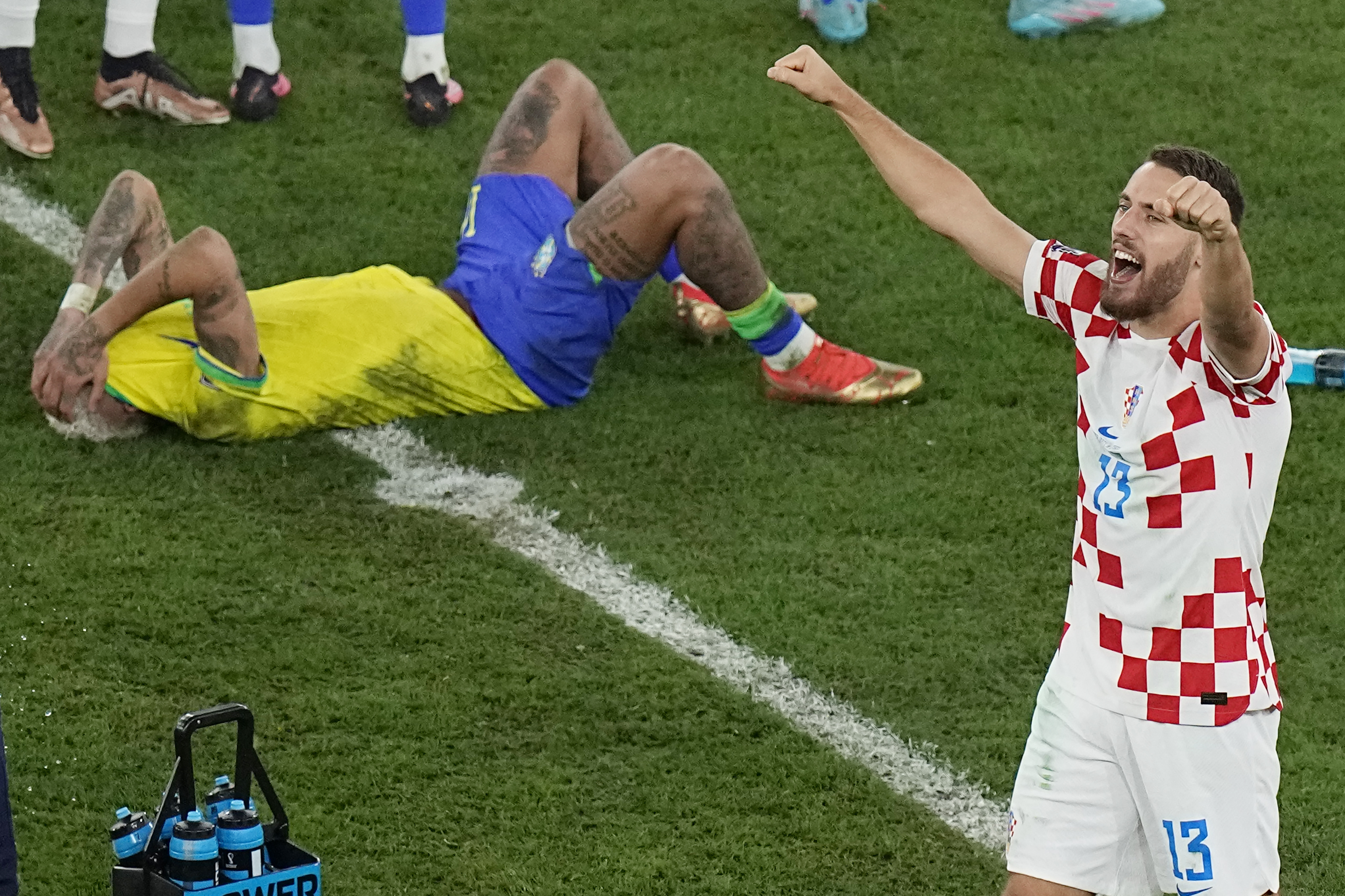 Croacia viene de dar el golpe ante Brasil. Nikola Vlasic festeja mientras Neymar llora la derrota en el partido de cuartos de final de la Copa del Mundo, disputado el viernes 9 de diciembre de 2022, en Rayán, Qatar (AP Foto/Pavel Golovkin)