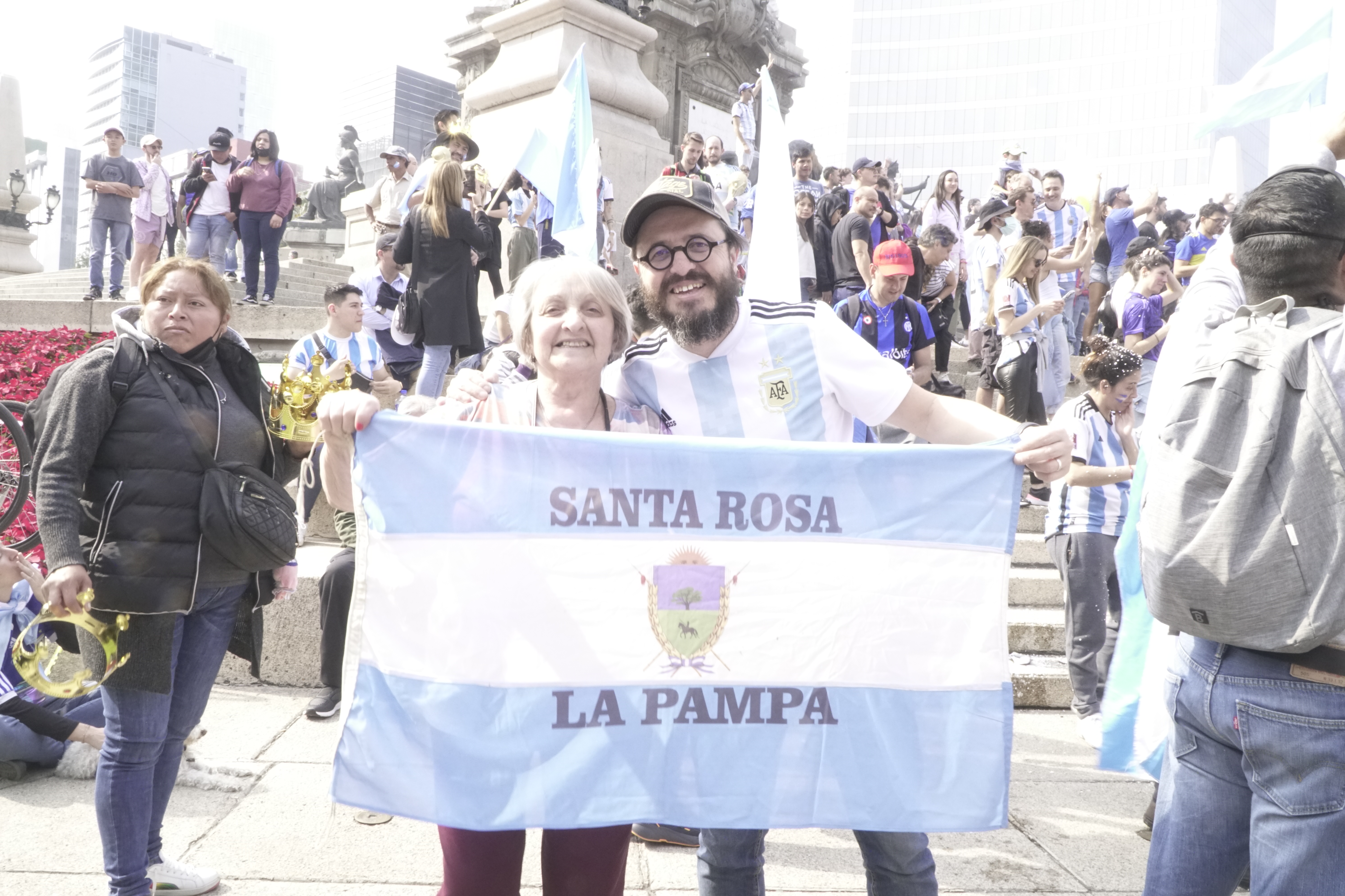 Esther llegó directamente del aeropuerto a ver a Messi levantar la copa (Ximena Ochoa/Infobae México)