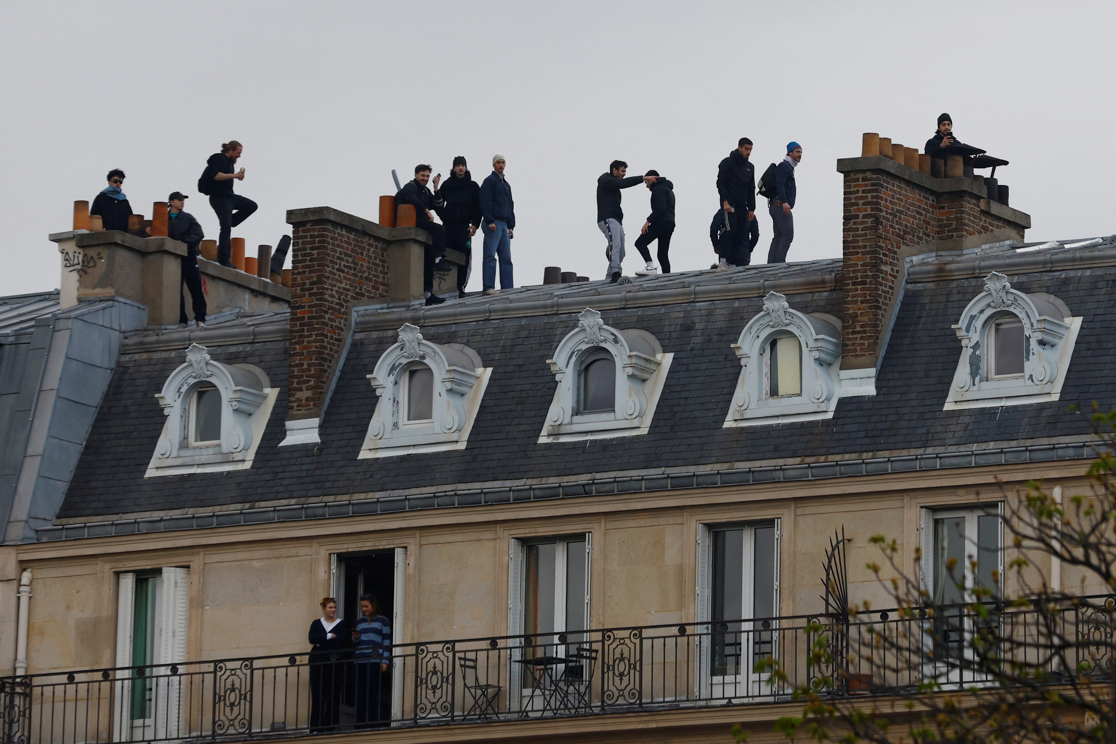 El techo de un edificio ha sido ocupado por los manifestantes contra la reforma en París (REUTERS/Gonzalo Fuentes)