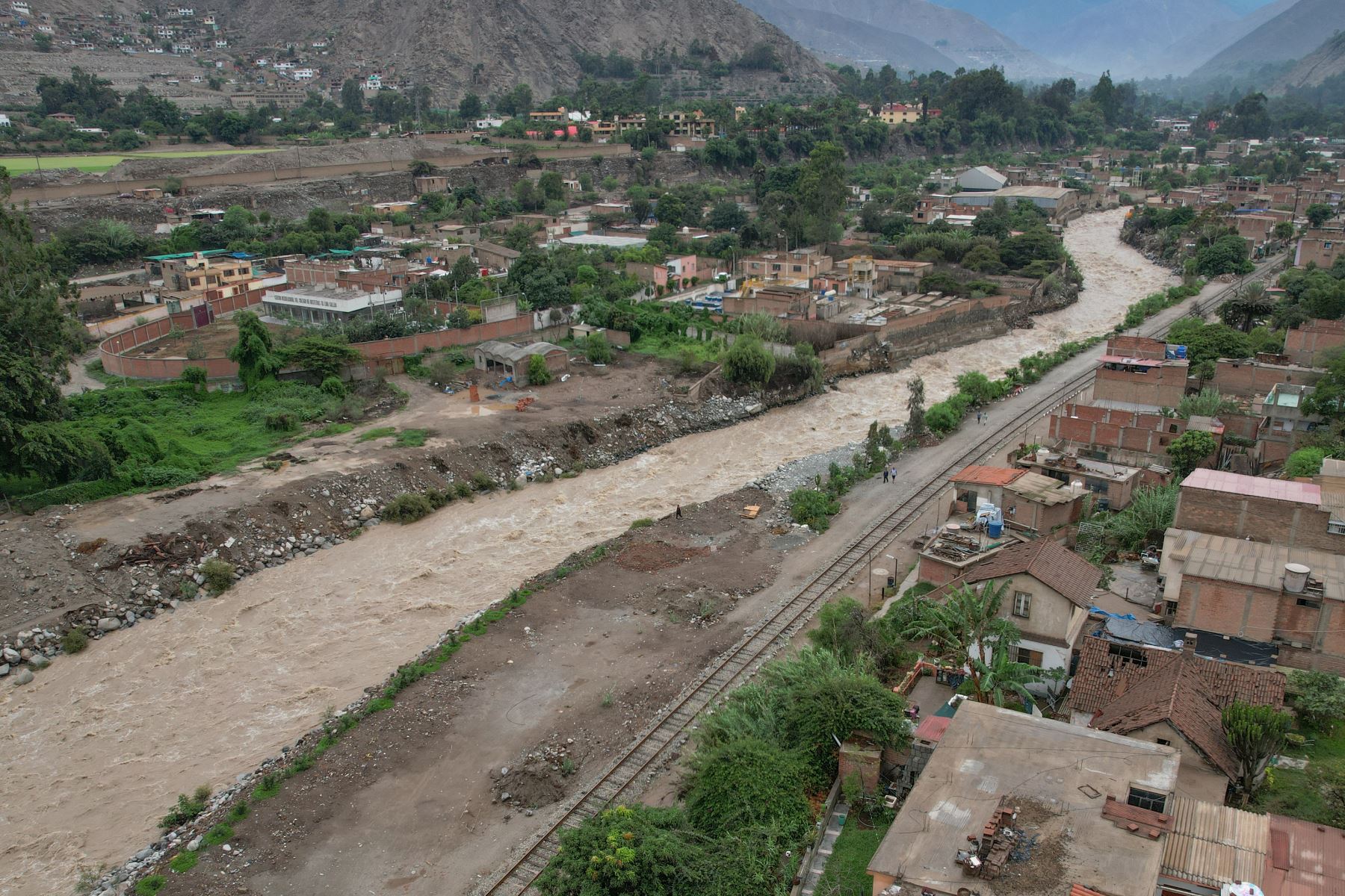 Los ríos siguen subiendo su cauce mientras que las personas esperan ayuda de sus gobiernos regionales. 