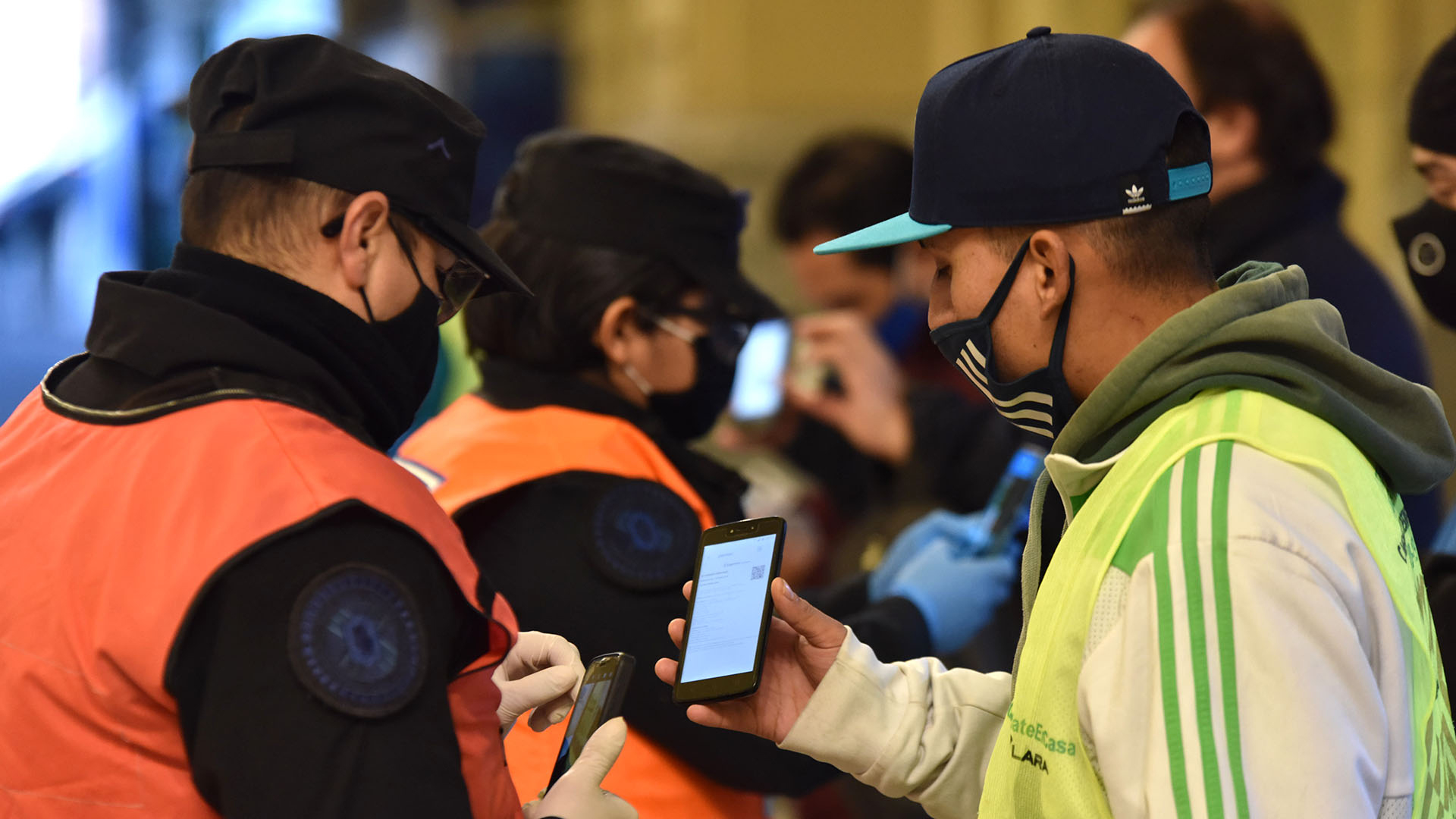 En el subte están viajando casi 51 mil personas por día, una caída del 3% respecto a la semana anterior y representa sólo el 4% del volumen habitual que viajaba antes de la cuarentena, cuando las 6 líneas y el premetro trasladaban 1.190.000 pasajeros.