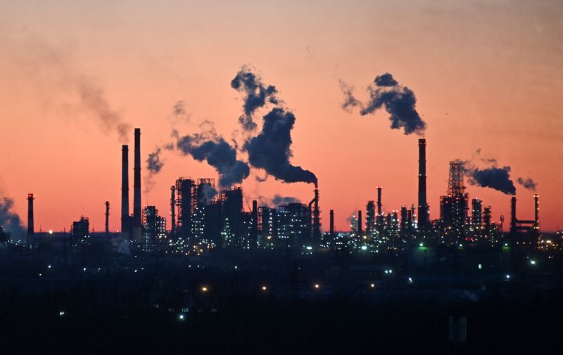 Vista general que muestra una refinería local durante la puesta de sol en Omsk, Rusia. 16 de marzo, 2022. REUTERS/Alexey Malgavko