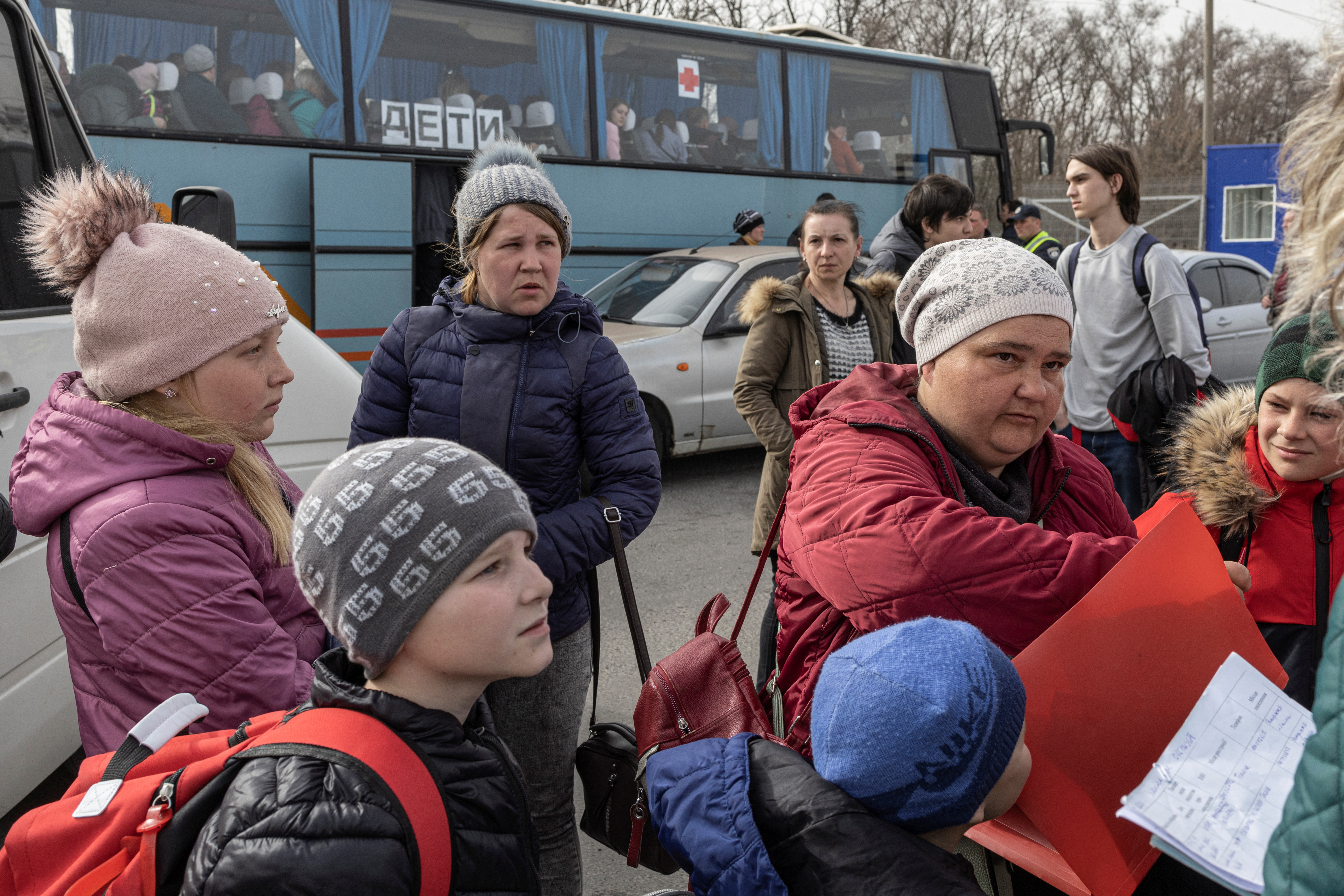 Десятки автобусов прибыли в Мариуполь, чтобы эвакуировать мирных жителей -  Infobae