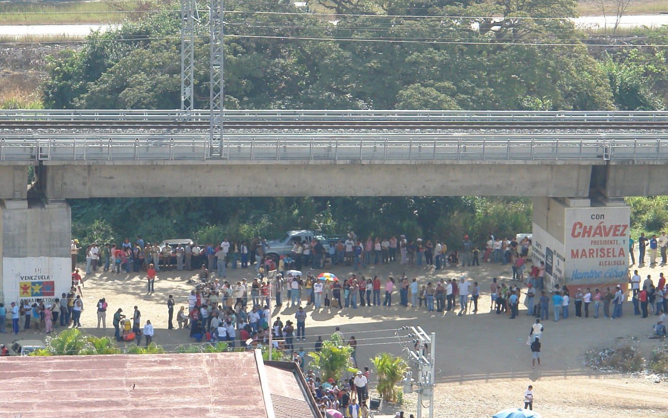 Al sol, cientos de venezolanos esperaban su turno para poder comprar comida.