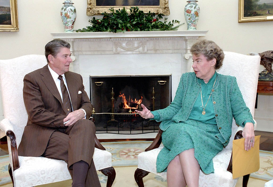 El presidente Ronald Reagan de los Estados Unidos con la embajadora estadounidense de las Naciones Unidas Jeanne Kirkpatrick 