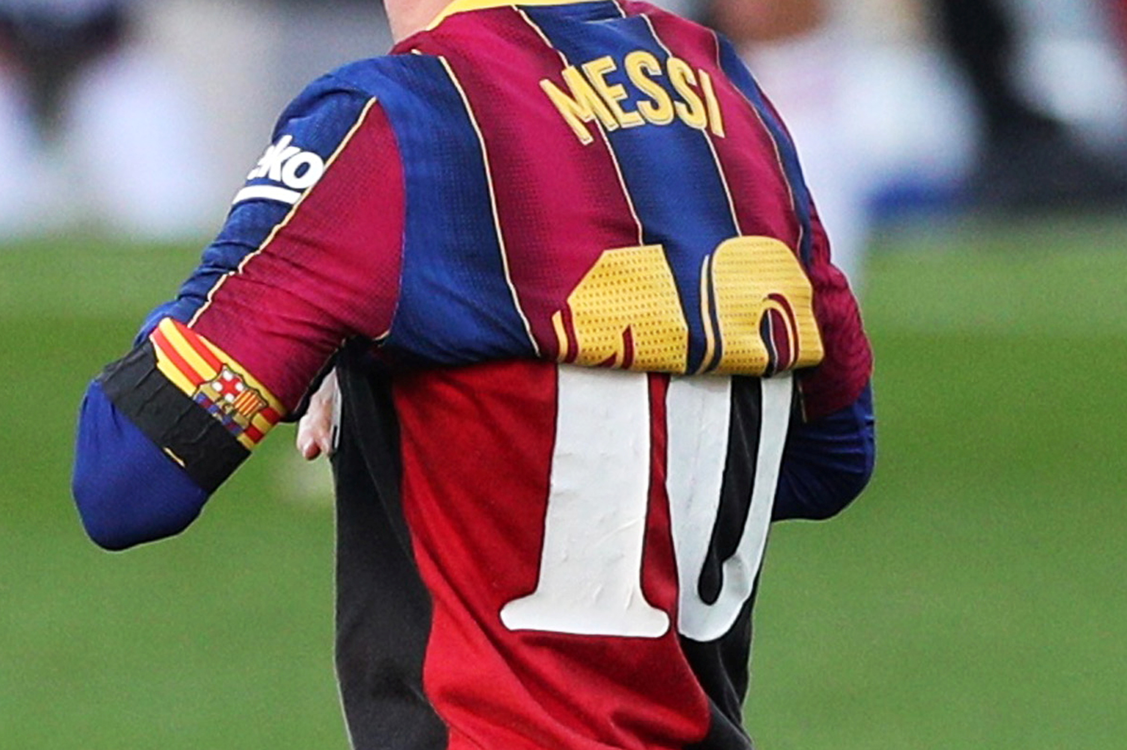 Messi, mitad con la casaca del Barcelona y debajo con la de Newell's que usó Diego Maradona (Reuters/ Albert Gea)