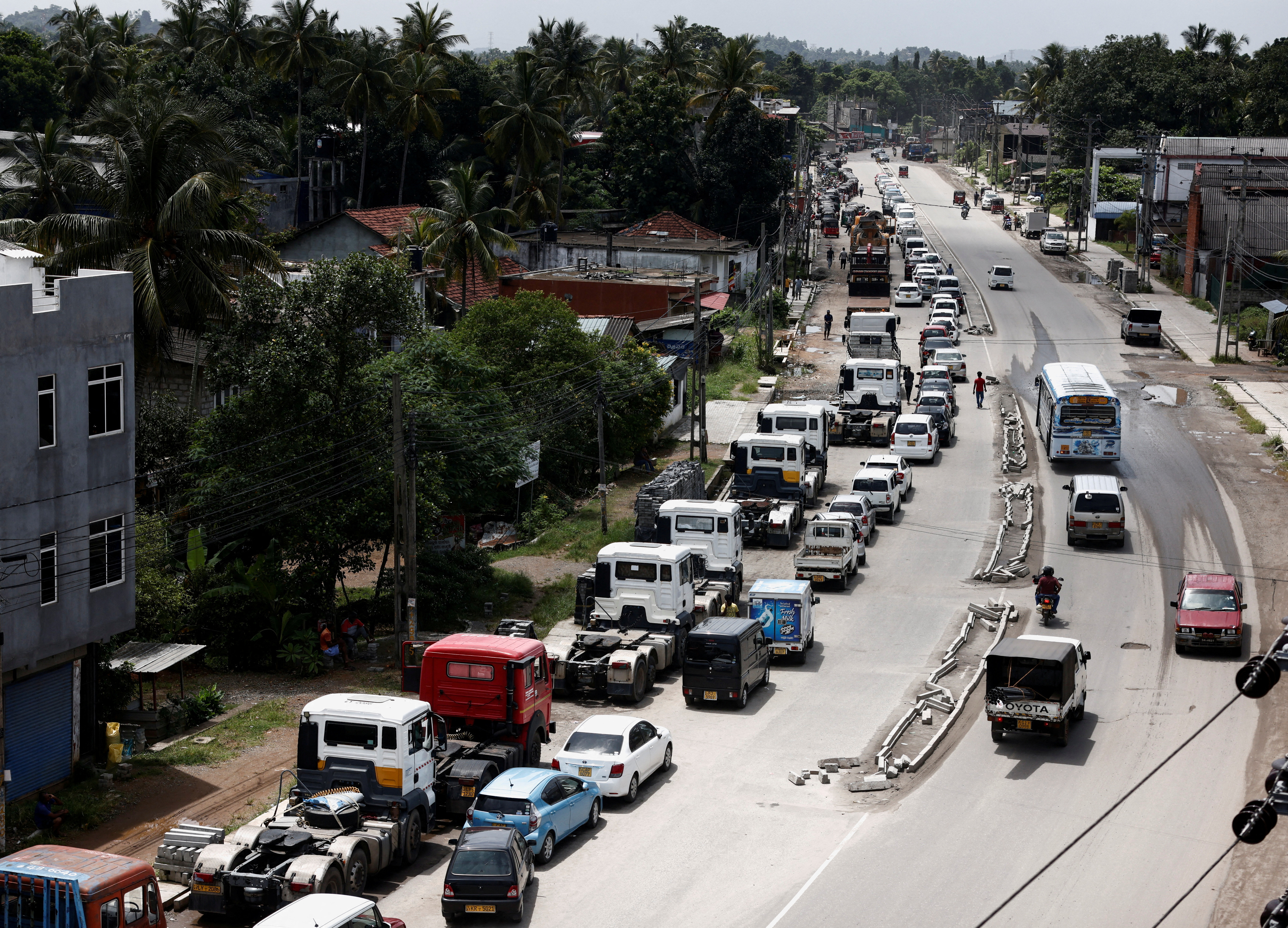 Largas colas para abastecerse la semana pasada en Colombo (REUTERS/Dinuka Liyanawatte/archivo)