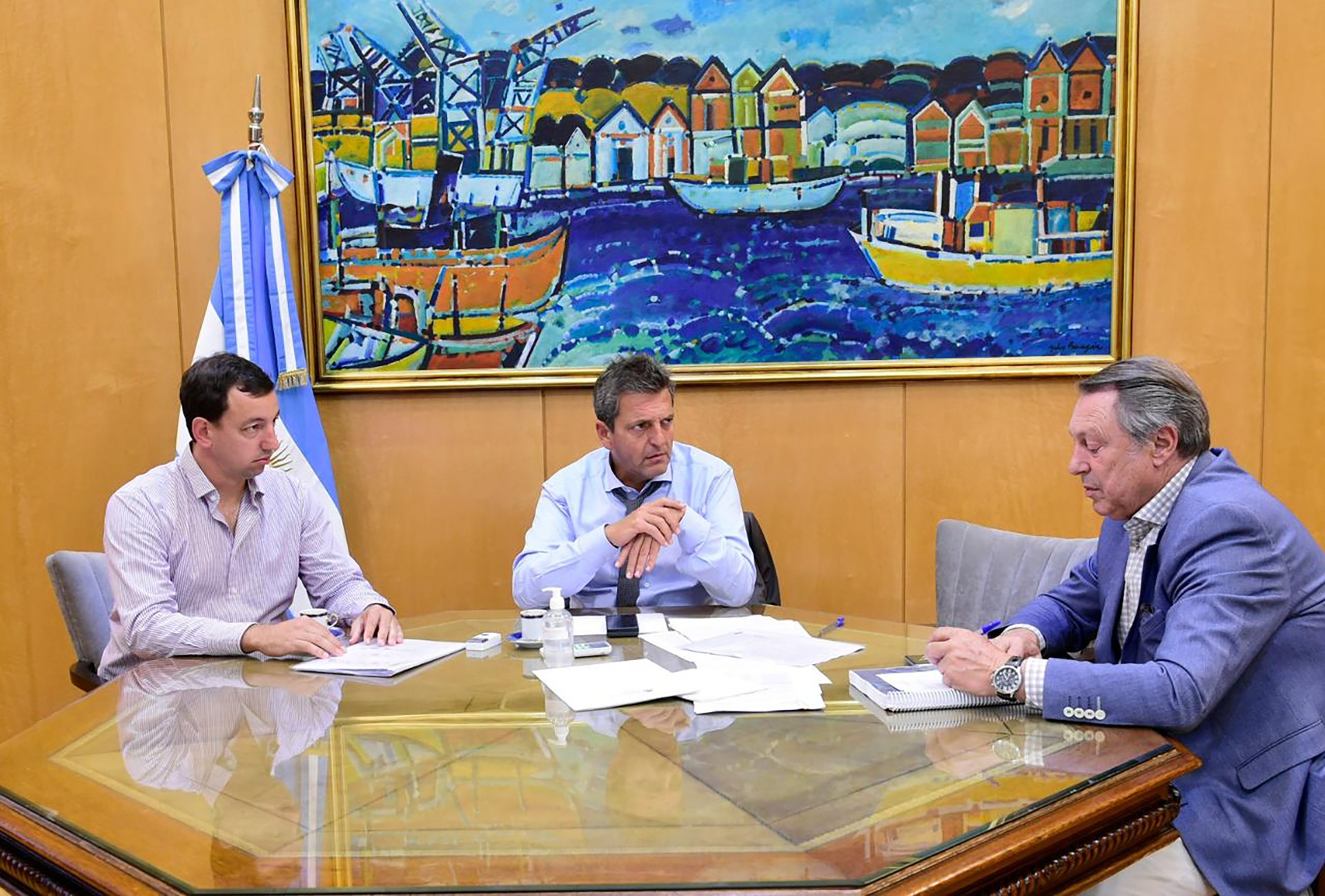 Massa, hoy por la tarde, junto al subsecretario de Energía, Santiago Yanotti, y al secretario de Legal y Técnica, Ricardo Casal
