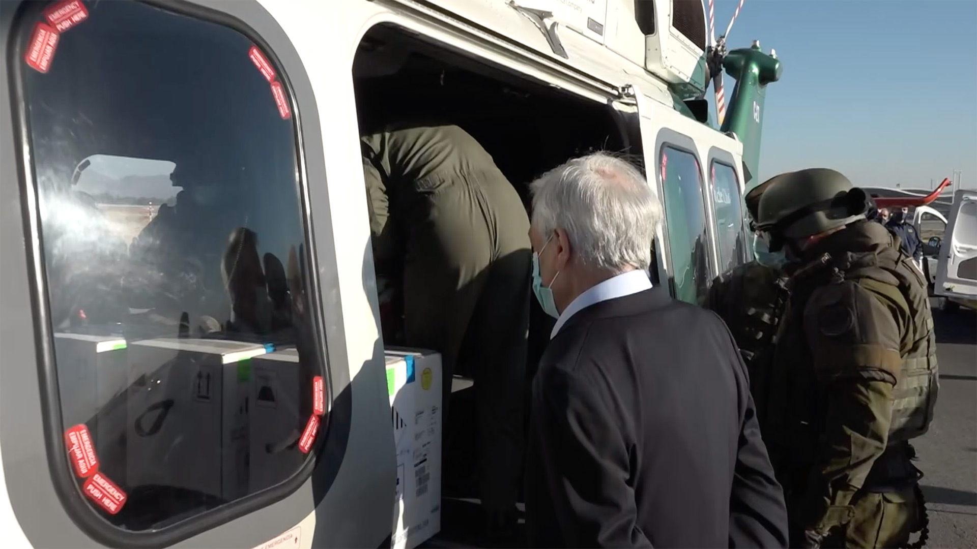 El Presidente chileno Sebastián Piñera inspecciona en el helicóptero de Carabineros el cargamento de nuevas vacunas arribado a Chile