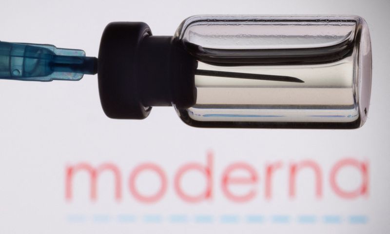 Foto ilustrativa: Una ampolla y una jeringa delante de un logotipo de Moderna (REUTERS/Dado Ruvic)