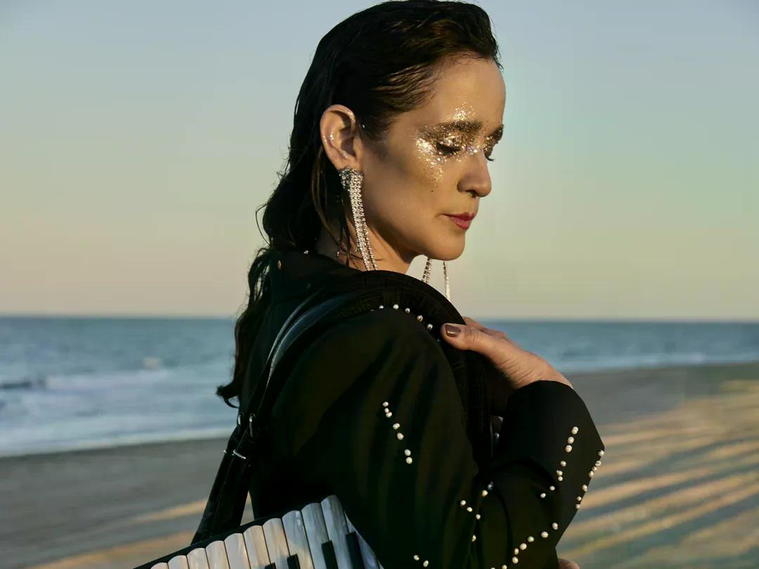 "Crecer en Tijuana es hacerlo en dos lugares a la vez": Julieta Venegas presenta su libro 'Norte&ntilde;a' en la Biblioteca Nacional