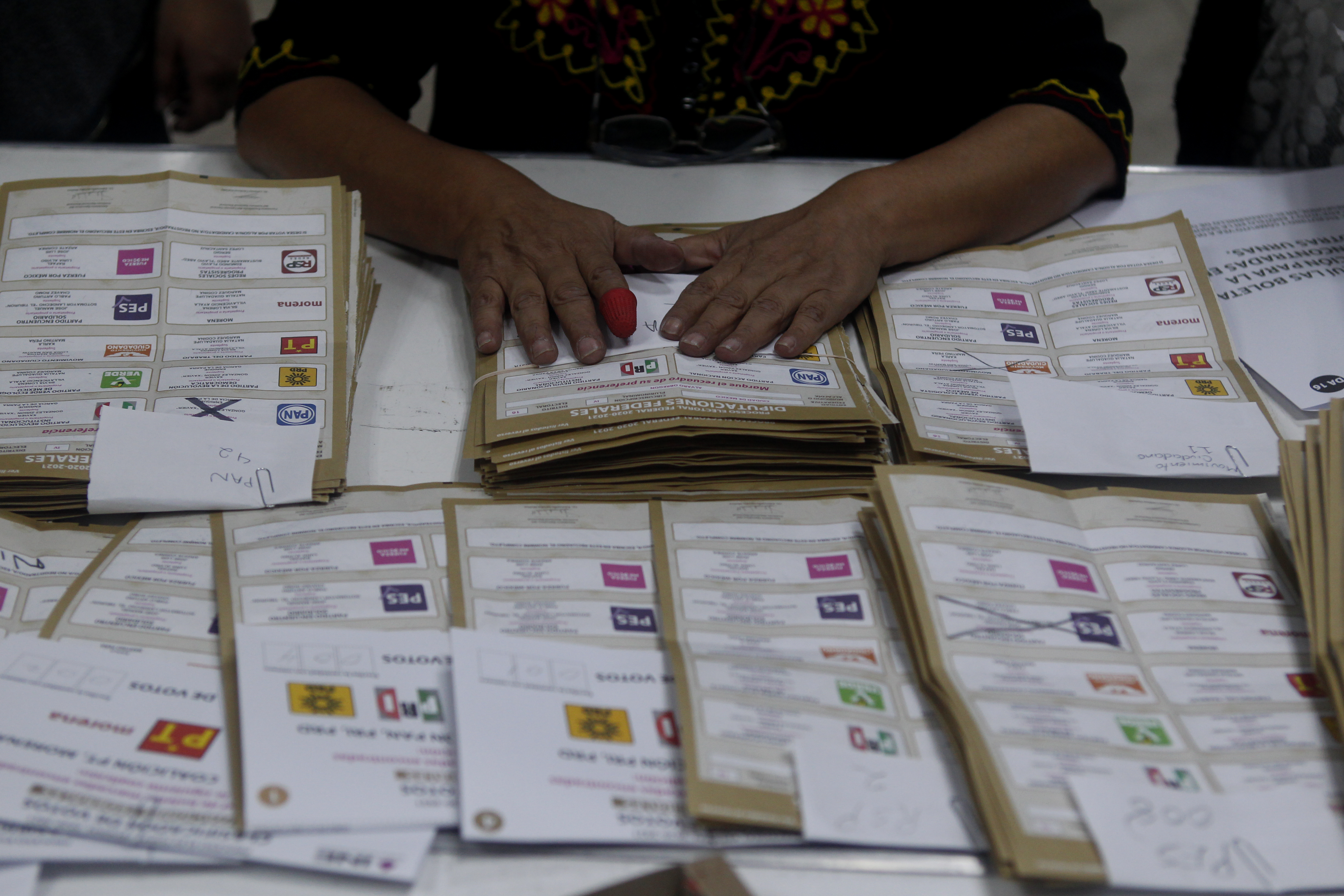 Tras el cierre de las casillas, ahora los funcionarios realizan el conteo de votos (Foto: Karina Hernández / Infobae México)