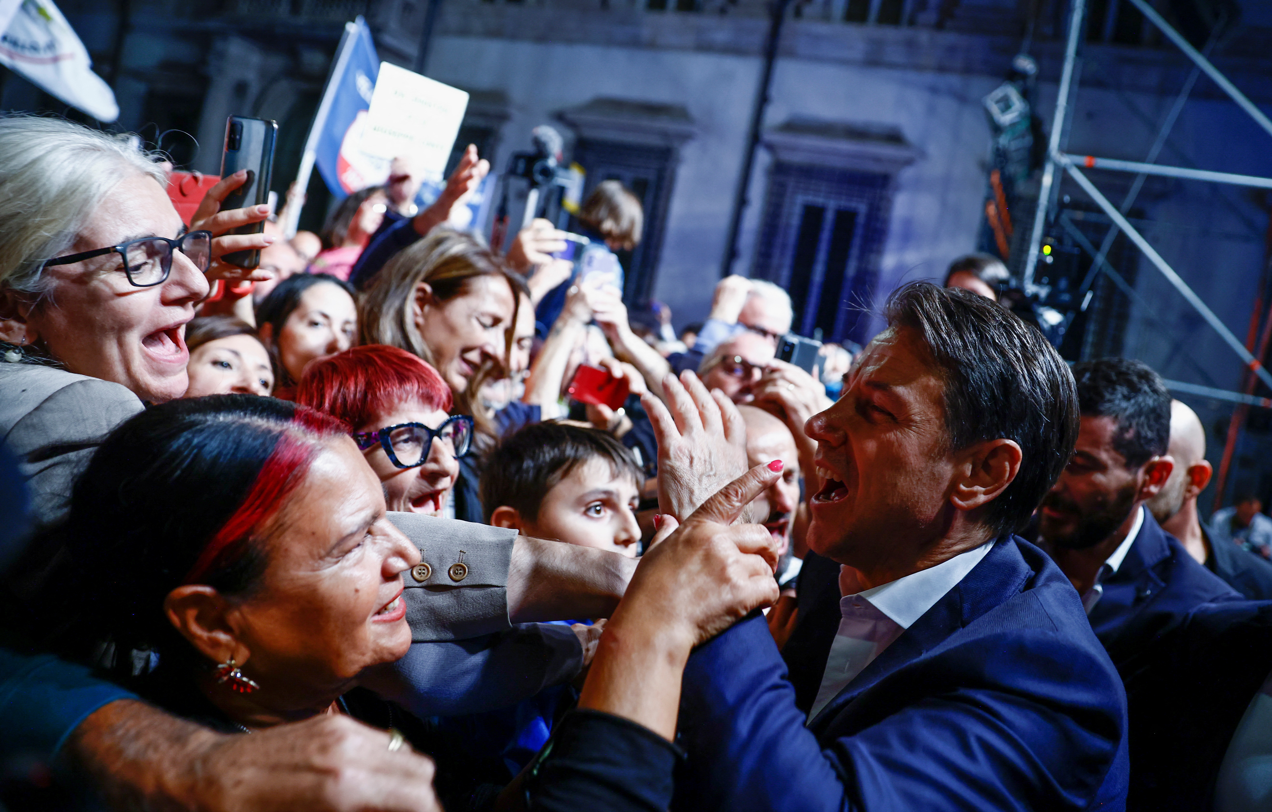 El ex primer ministro italiano y líder del Movimiento 5 Estrellas, Giuseppe Conte, saluda a la gente mientras realiza el mitin de campaña final de su partido antes de las elecciones generales (REUTERS/Yara Nardi)