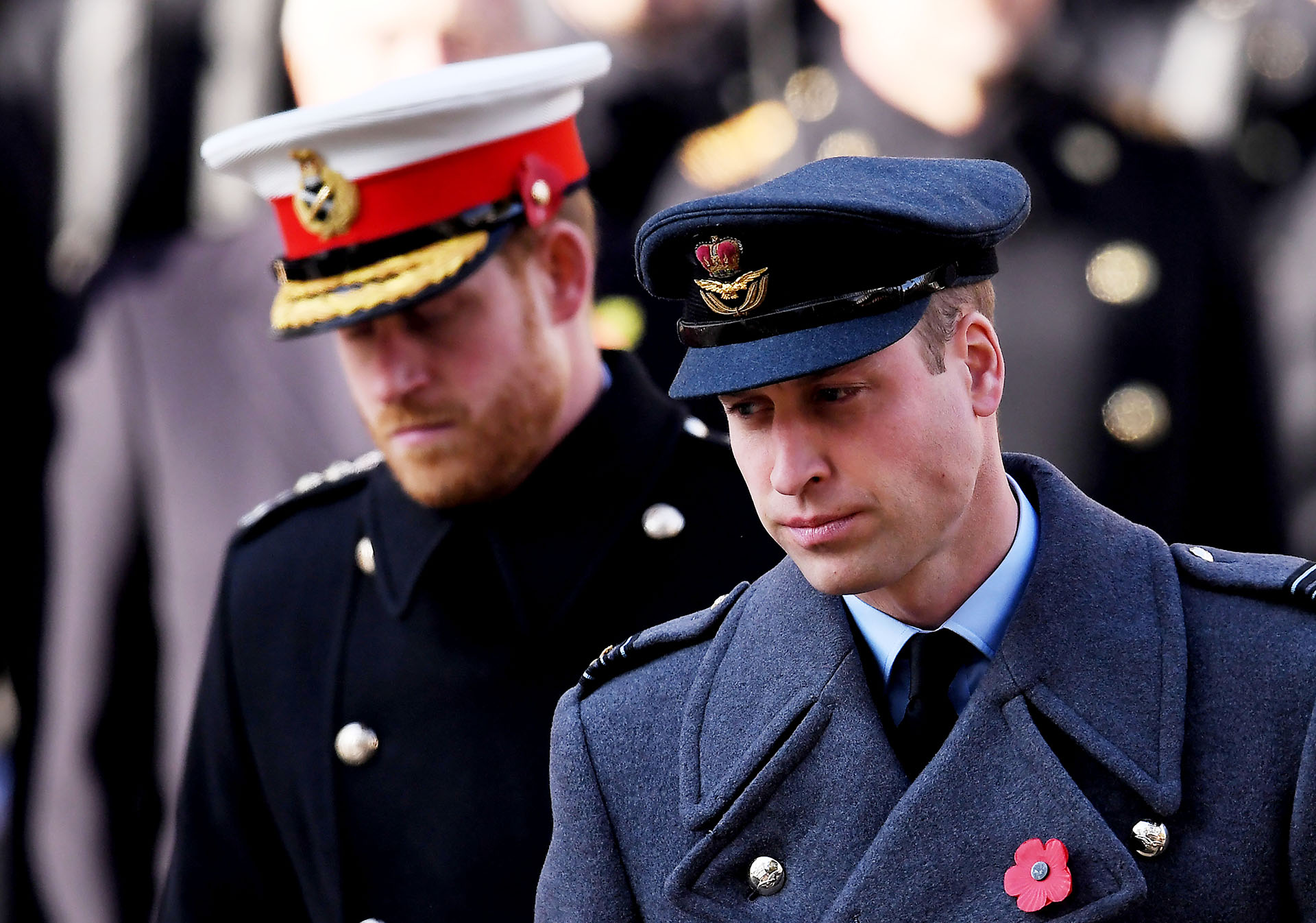 El Príncipe William y el Príncipe Harry vistiendo uniforme