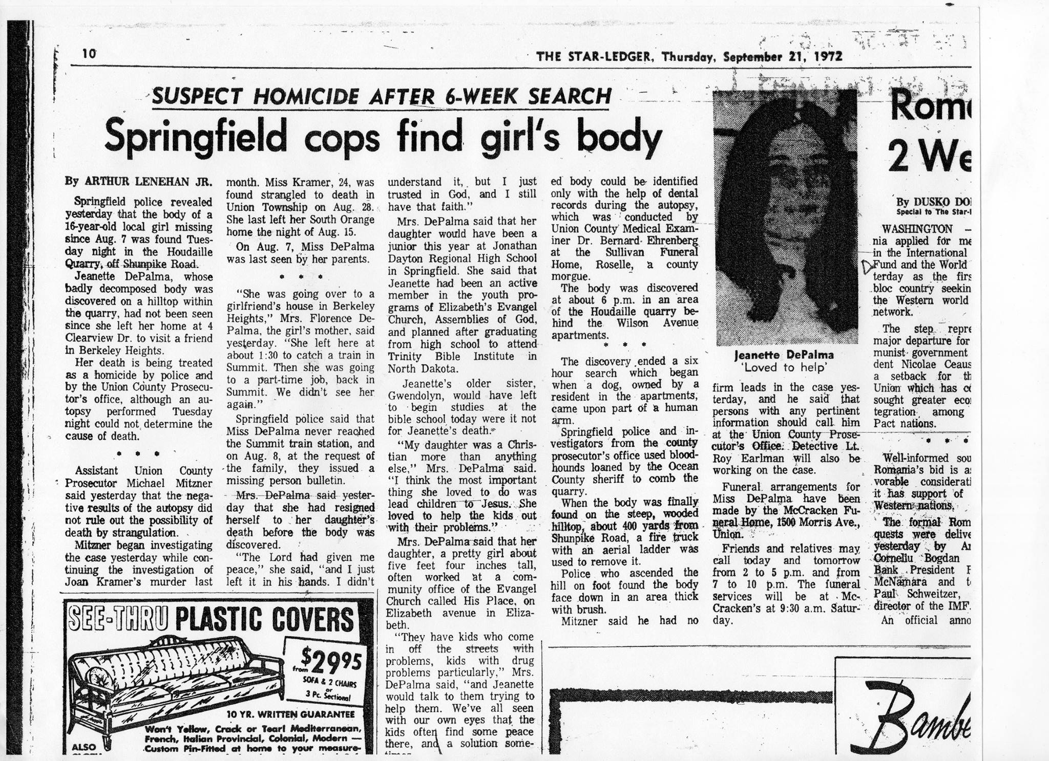 Un periódico local reporta la noticia del hallazgo del cuerpo en descomposición.