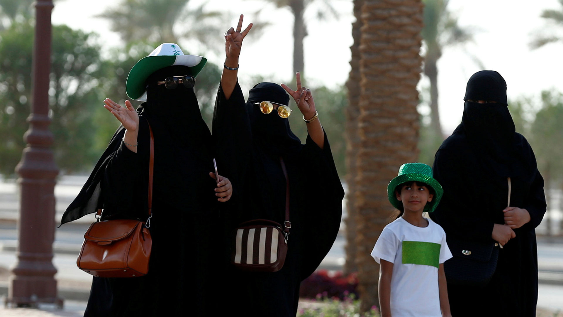 Саудовская аравия дети. Саудовская Аравия абайя. Народности Саудовской Аравии. Шахида-жена-короля-Саудовской-Аравии. Саудовская Аравия деревни.