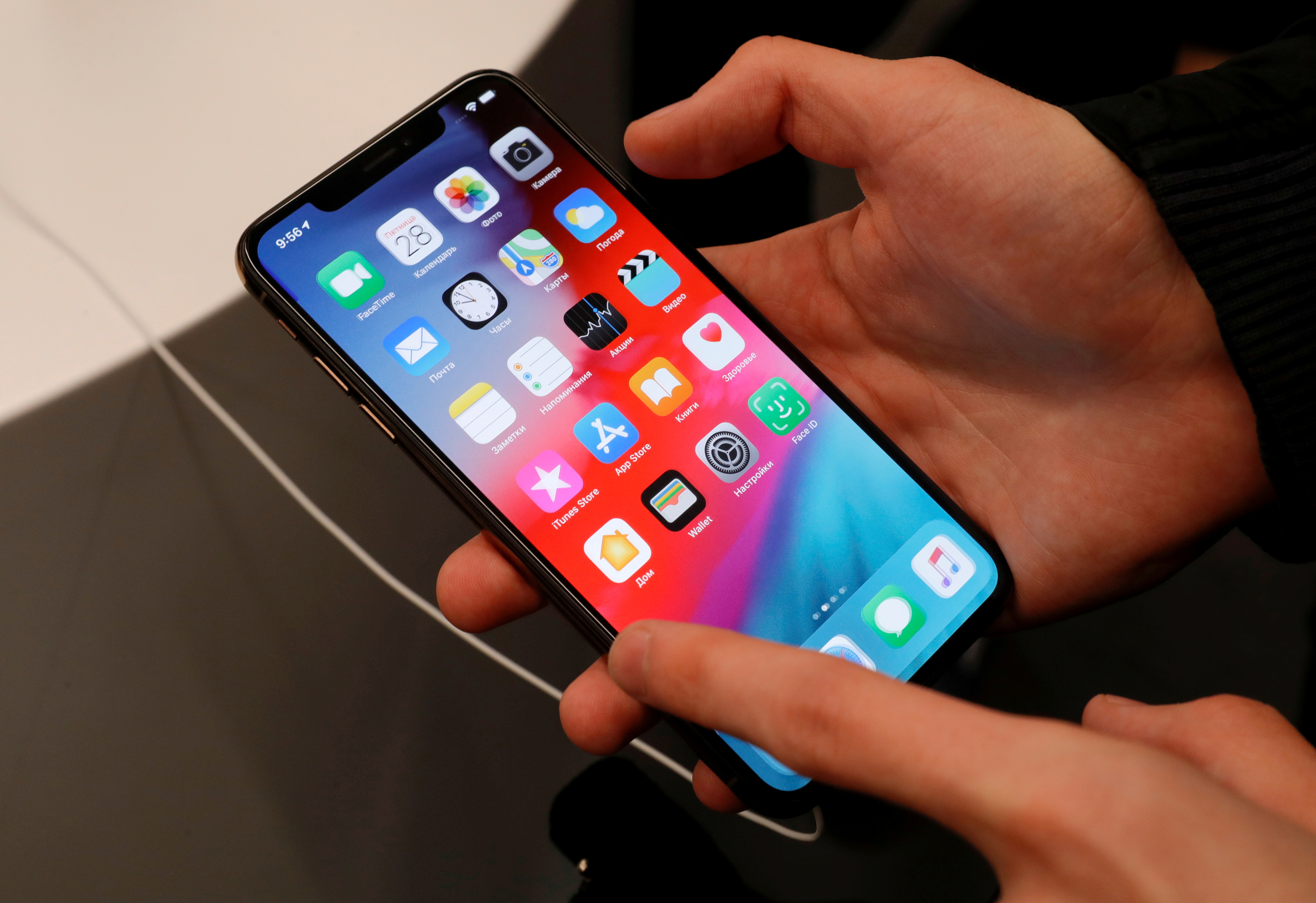 Apple indemnizará con una cifra millonaria a una mujer cuyas fotos y videos íntimos fueron publicados por los técnicos que repararon su iPhone  (REUTERS/Tatyana Makeyeva/File Photo)