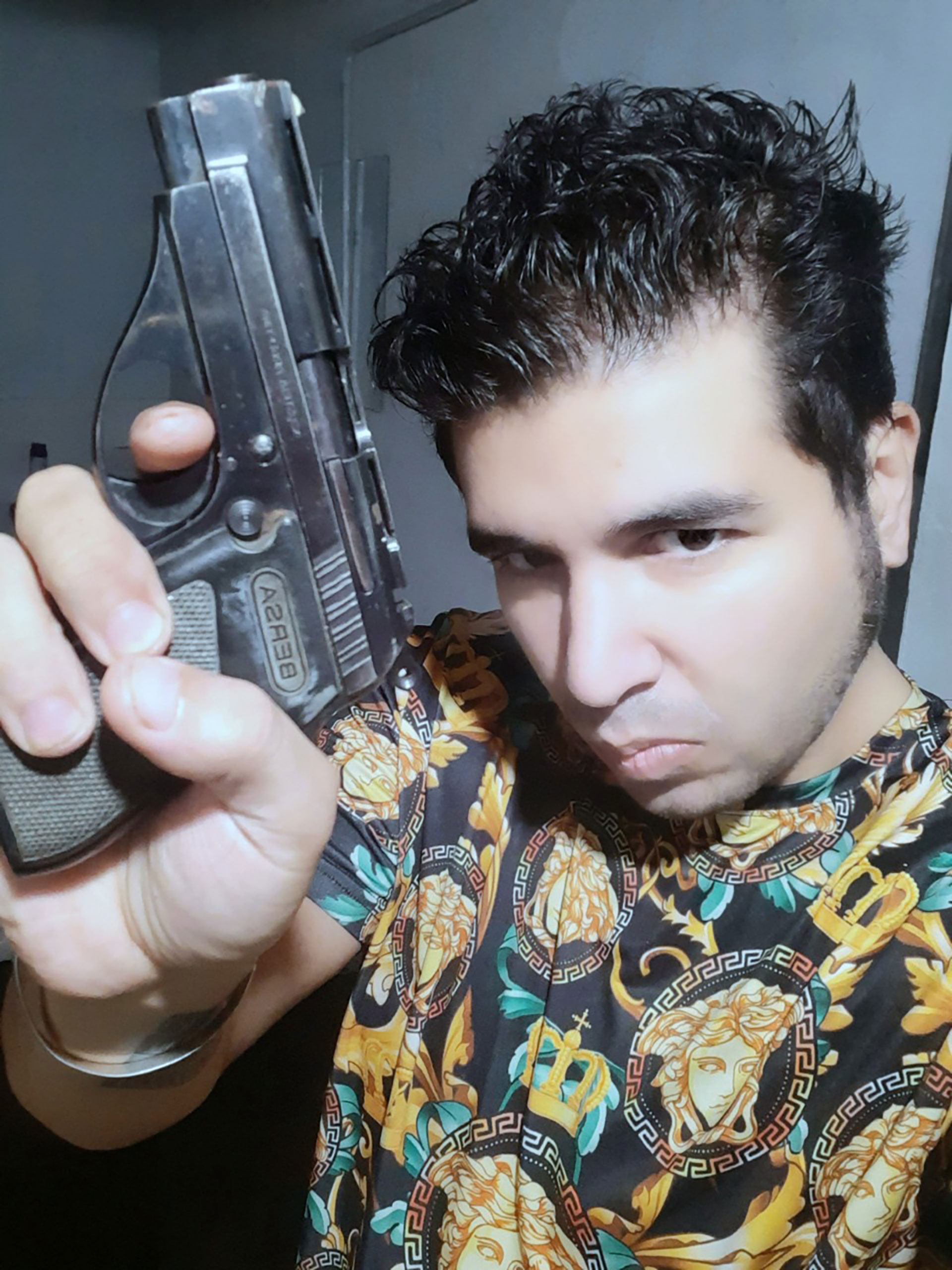 Fernando Sabag Montiel con el arma que habría utilizado para gatillarle en la cara a CFK