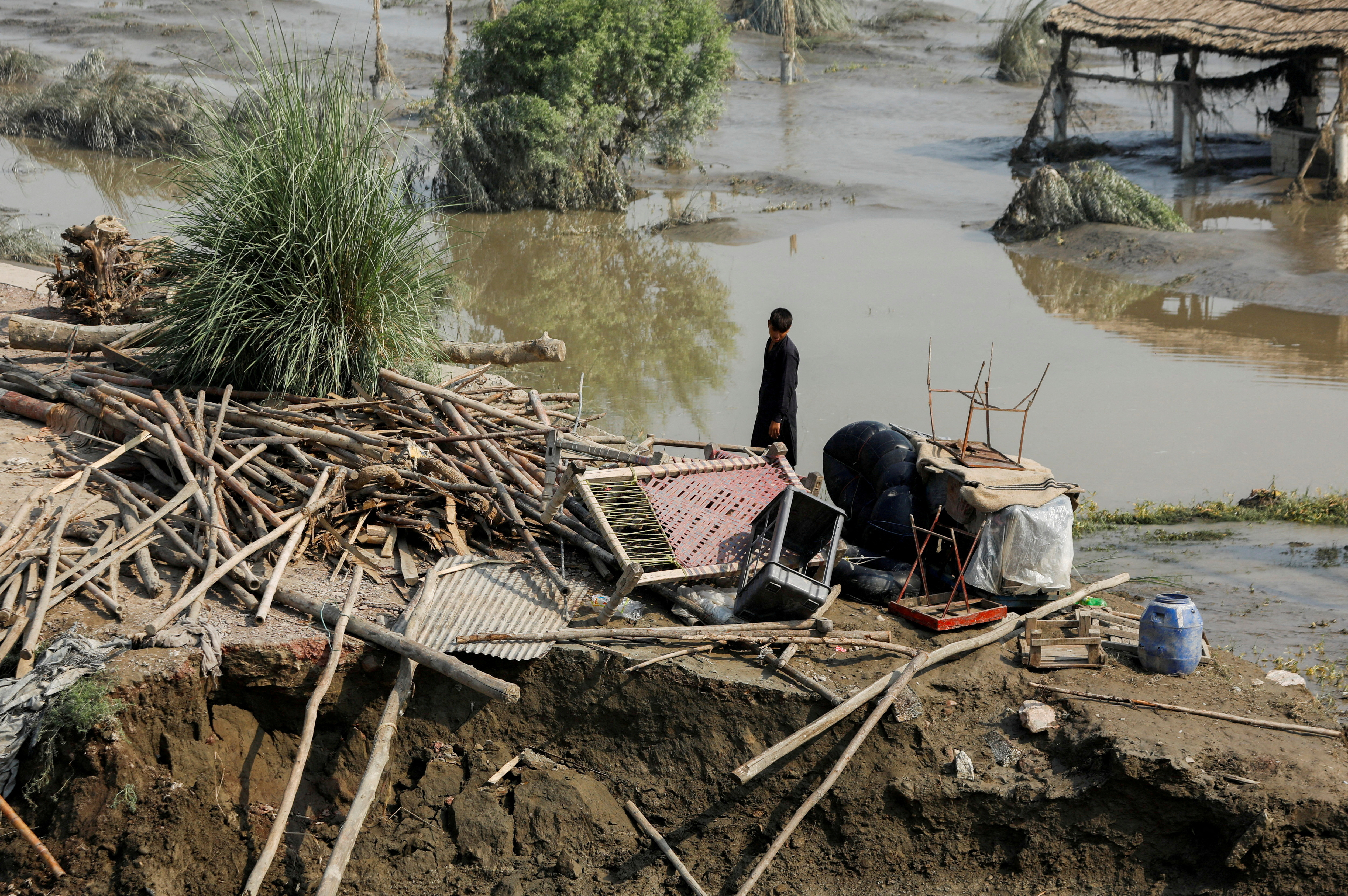 Una víctima de las inundaciones en su casa dañada tras las lluvias e inundaciones en Nowshera, Pakistán, el 31 de agosto de 2022. (REUTERS/Fayaz Aziz/archivo)