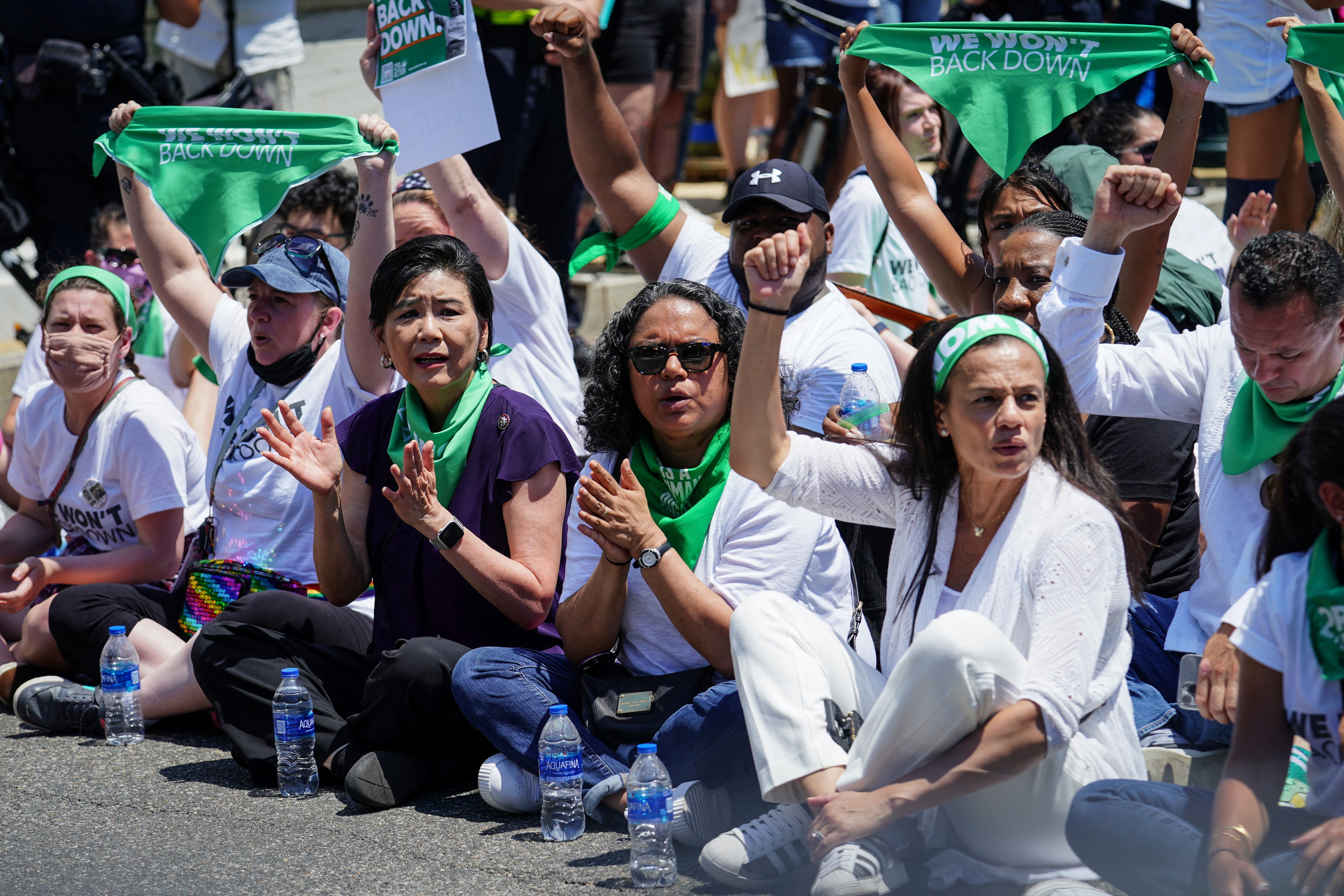 La representante de EE. UU. Judy Chu (D-CA) y Alexis McGill Johnson, presidente y director ejecutivo de Planned Parenthood Federation of America, a la derecha, participan en una manifestación por el derecho al aborto frente a la Corte Suprema de EE. UU. en Washington, D.C., EE. UU., el 30 de junio de 2022. REUTERS/Sarah Silbiger