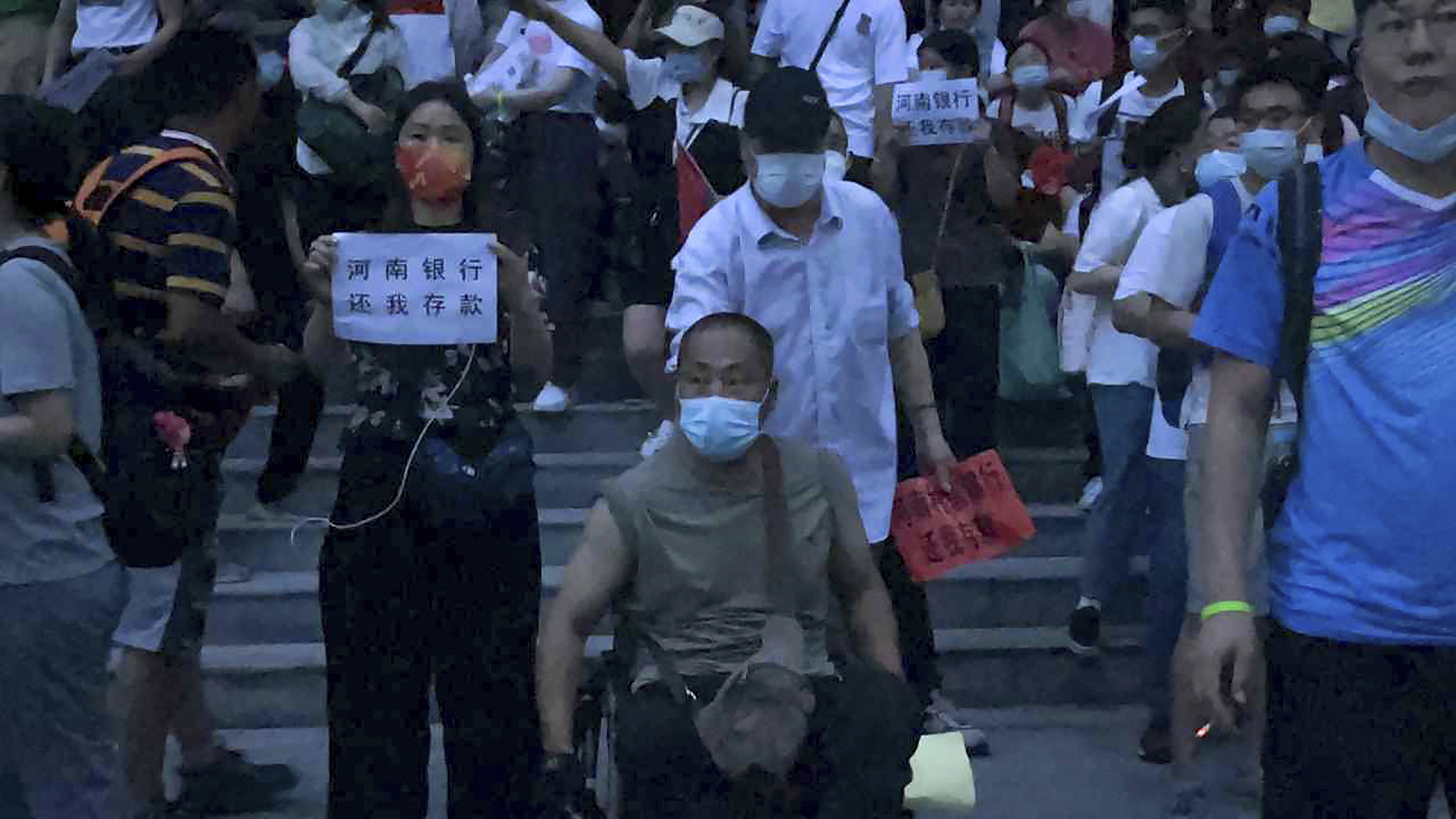 La multitudinaria protesta en Zhengzhou el pasado 10 de julio. El régimen persiguió y buscó silenciar a los manifestantes. (AP Photo)