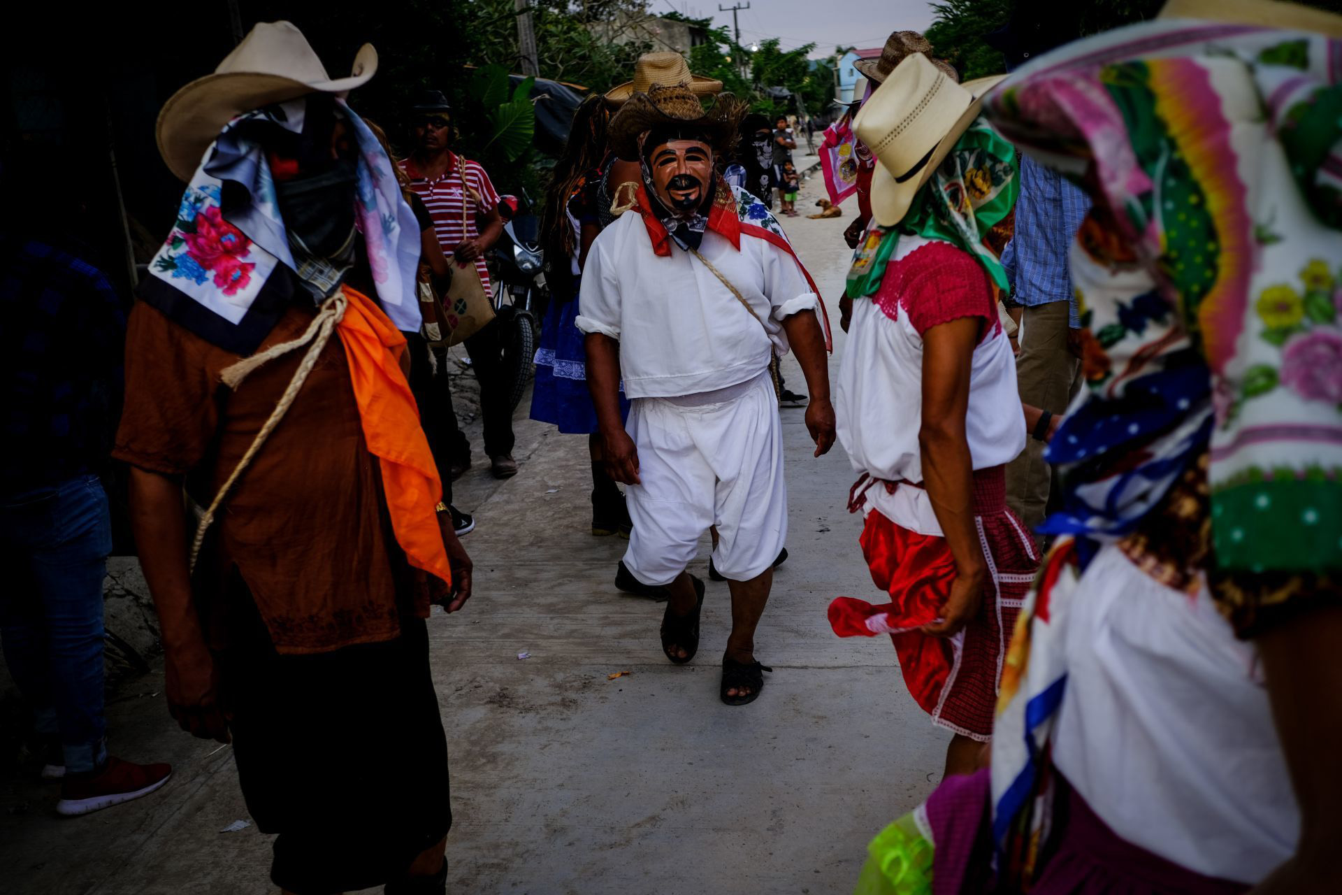 Pobladores del municipio de Jaltocán, en la Huasteca Hidalguense, llevan a cabo la fiesta tradicional de día de muertos llamada