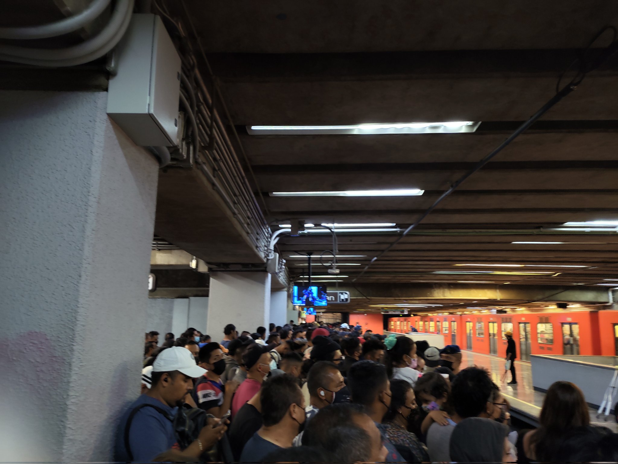 El Metro no informó acerca del retraso a los usuarios (Foto: Twitter/ @Colibri_mandala)