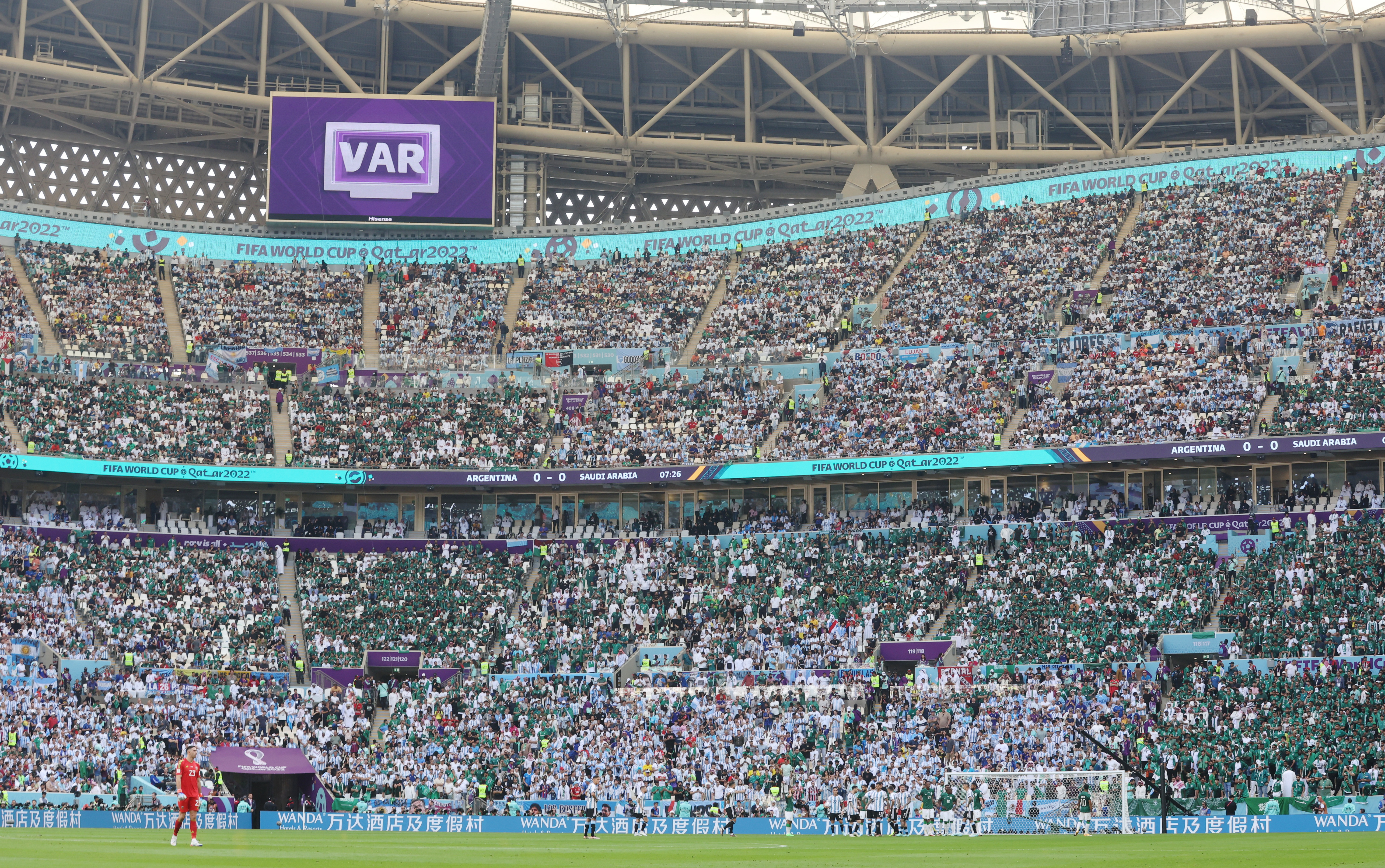 La pantalla gigante anuncia la revisión del VAR durante Argentina - Arabia Saudita en el Mundial Qatar 2022 (REUTERS/Carl Recine)