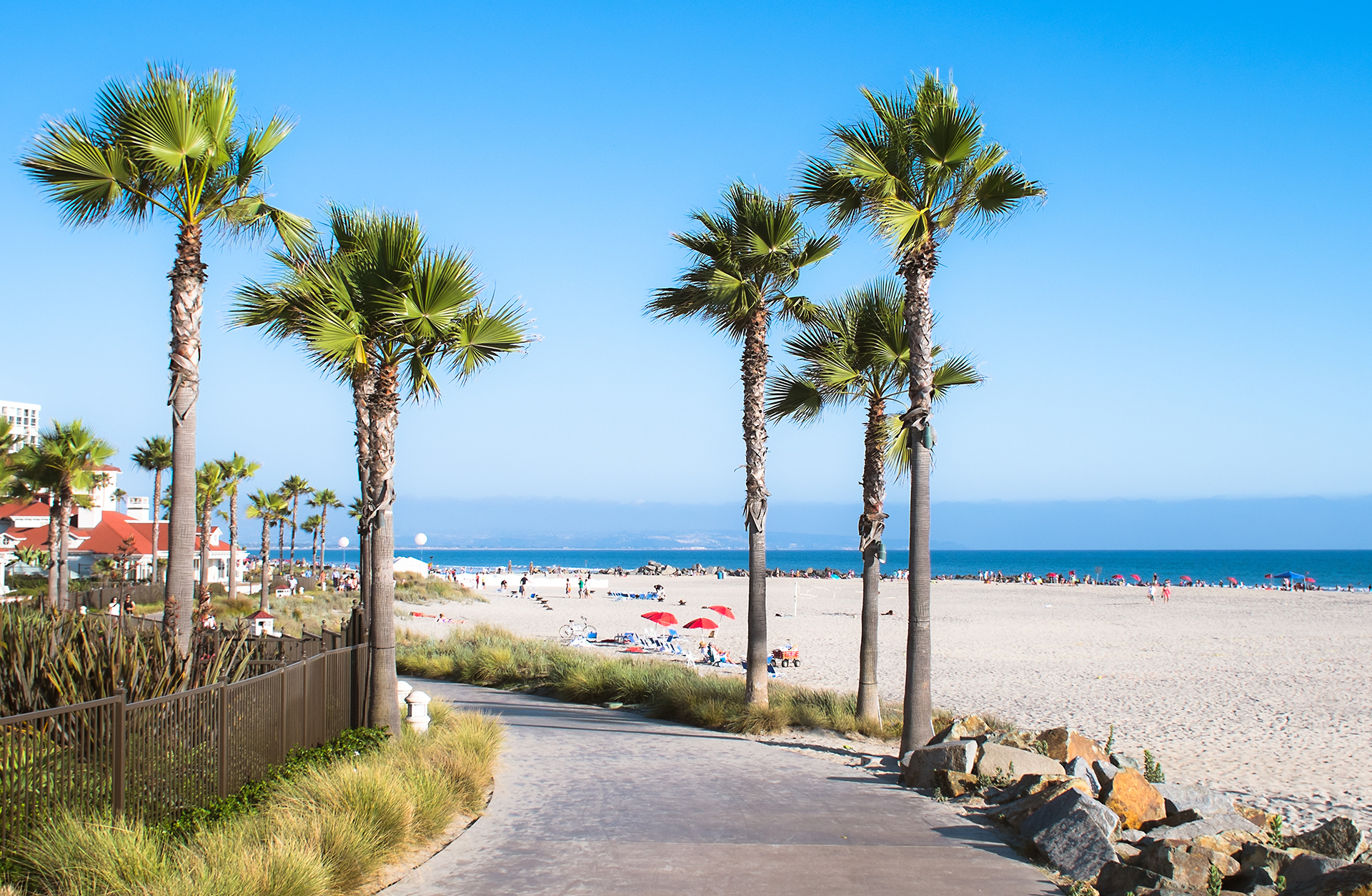En San Diego está muy presente la herencia de las comunidades indígena, española, mexicana y norteamericana, culturas que han moldeado a lo largo de la historia el oeste de Estados Unidos. San Diego es una ciudad fronteriza y las comunidades minoritarias representan más del 59% de la población. Aquí se combina un clima templado, paisajes magníficos y kilómetros y kilómetros de senderos para hacer rutas en bicicleta o a pie