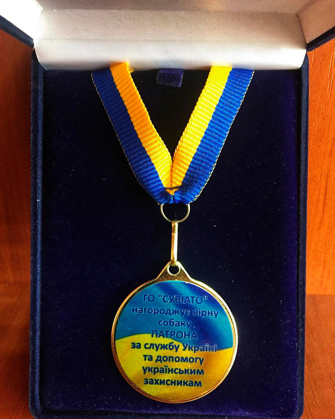 Patrón, que tiene su propia página de Instagram con más de 290 mil seguidores, recibió una medalla por su servicio dedicado al país de manos del presidente Volodymyr Zelensky (Instagram @patron_dsns)
