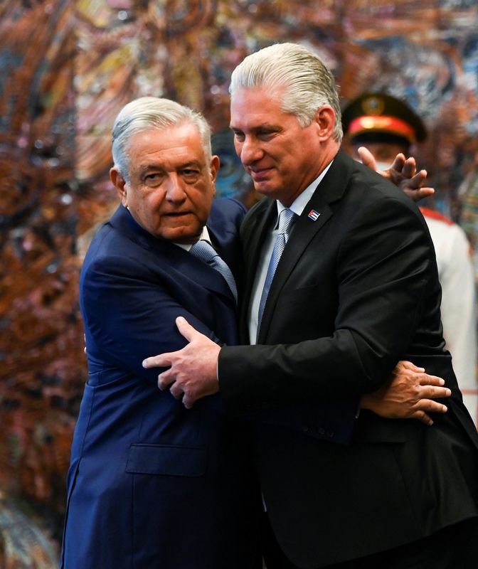 El presidente de Cuba, Miguel Díaz-Canel, abraza a López Obrador, durante una ceremonia en el Palacio de la Revolución en La Habana (Foto: Reuters)