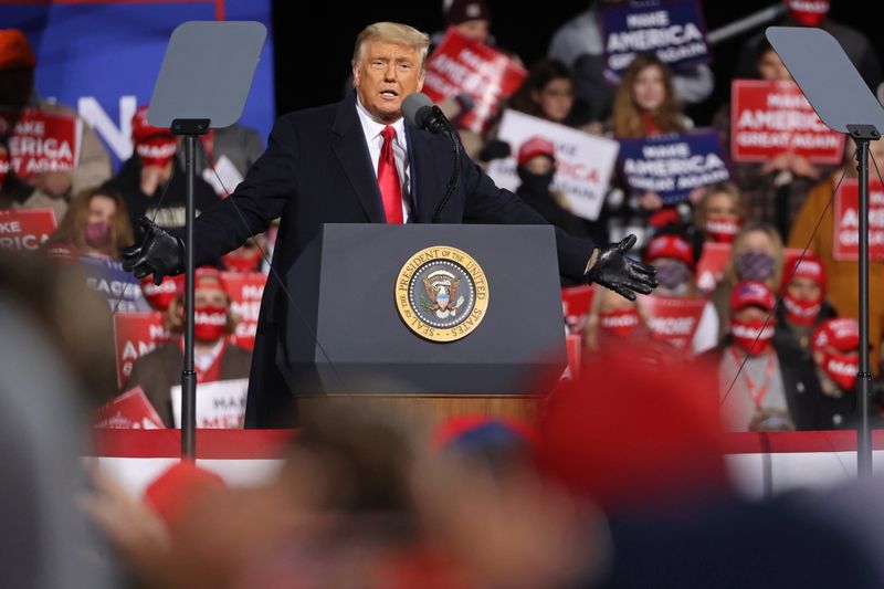 El presidente de los Estados Unidos Donald Trump se reúne con sus partidarios en un evento de campaña en Montoursville, Pennsylvania, EEUU el 31 de octubre de 2020. REUTERS/Jonathan Ernst