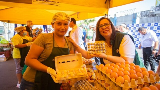 Ministra de Agricultura dijo que Senasa autorizará a empresas privadas a adquirir huevos fértiles para mantener abastecido de pollo el mercado local.