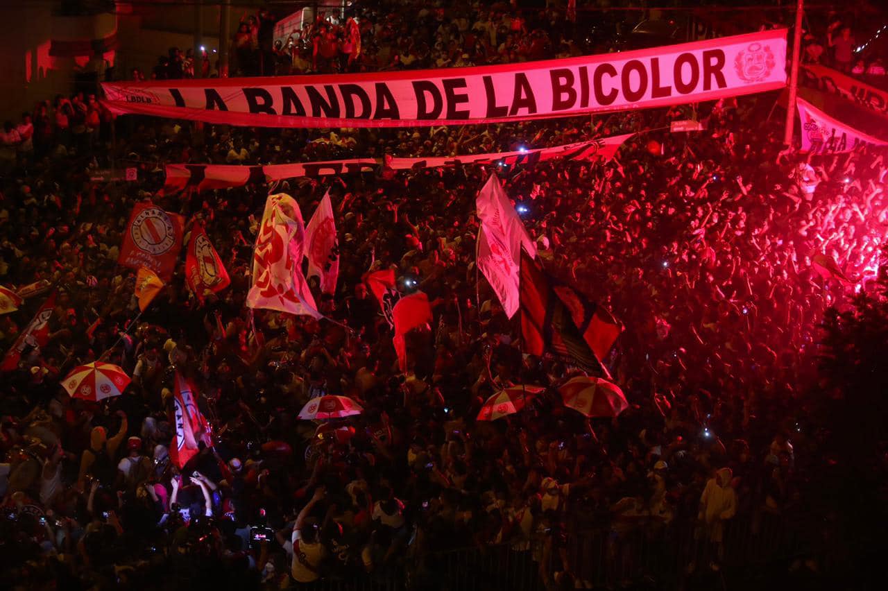 Hinchas peruanos. / Créditos: FPF.